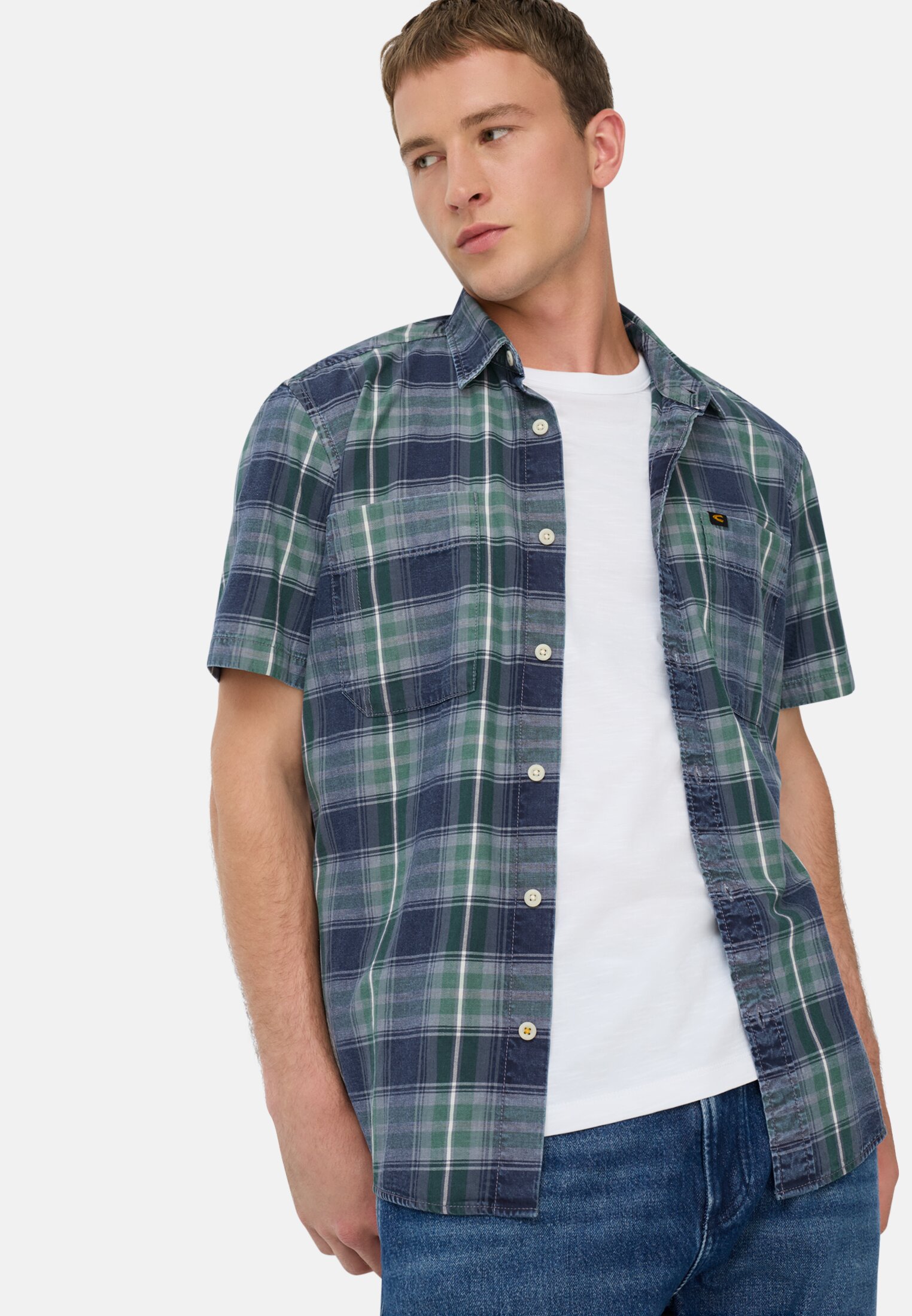Herren Kurzarm Shirt mit Kentkragen und Brusttaschen Tannengrün getragen emotional