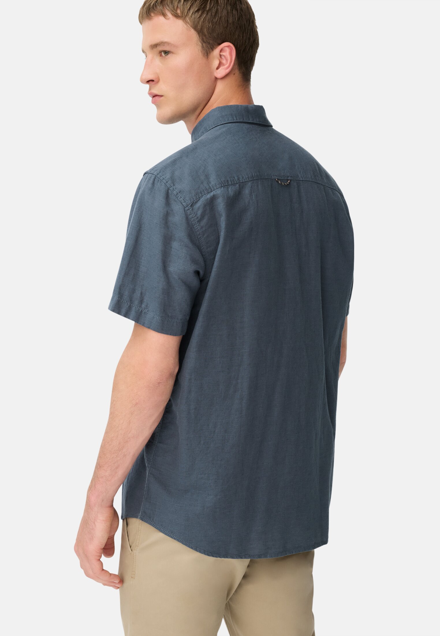 Men Short-sleeved shirt made of linen-cotton blend Ink blue worn back
