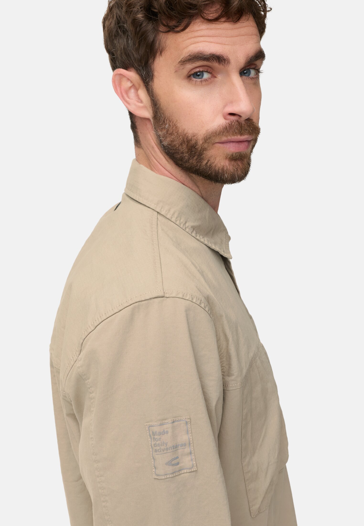 Herren Overshirt mit Taschen Beige getragen detailliert nah