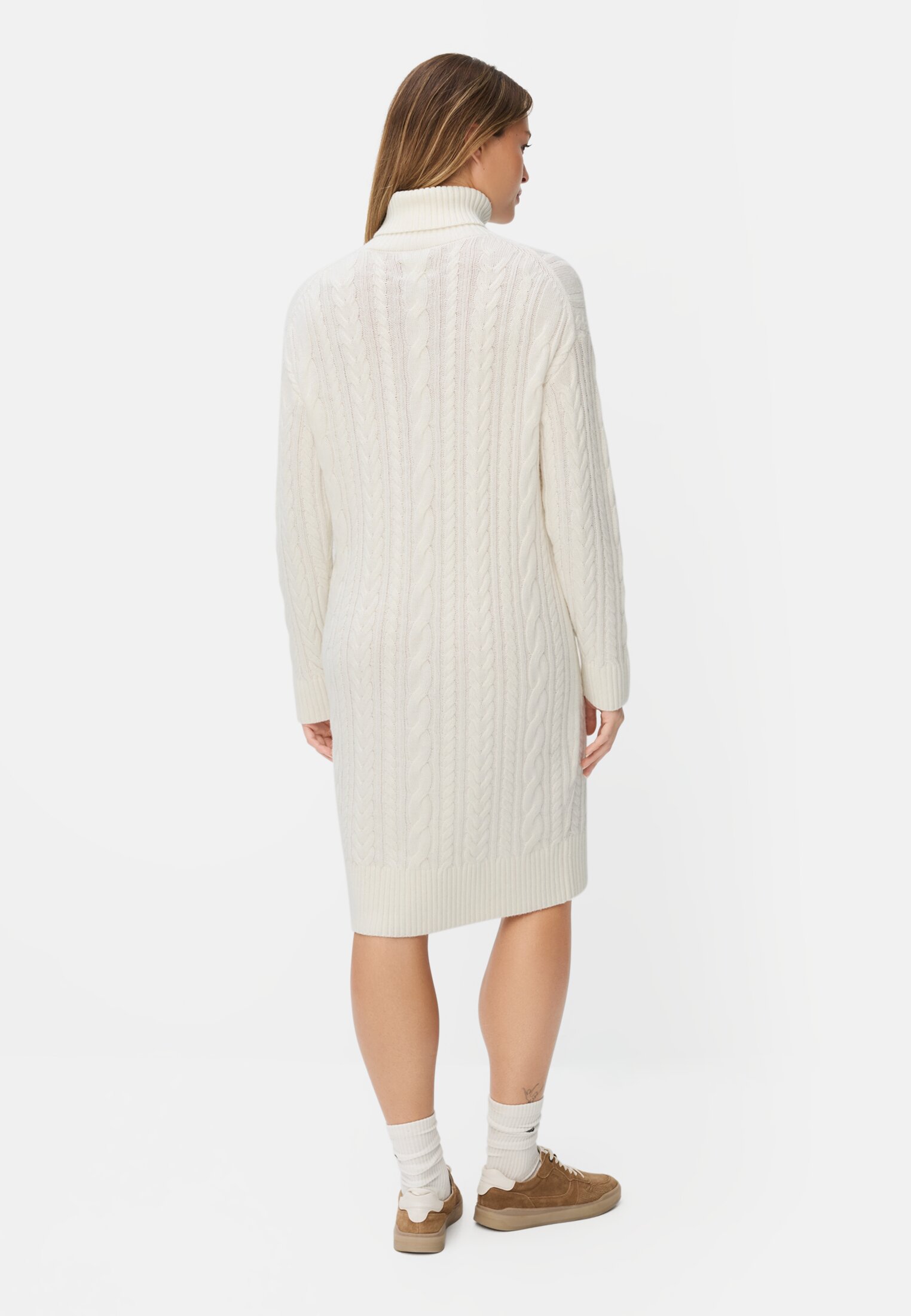 Damen Strickkleid mit Zopfstrickmuster Milchweiß getragen hinten