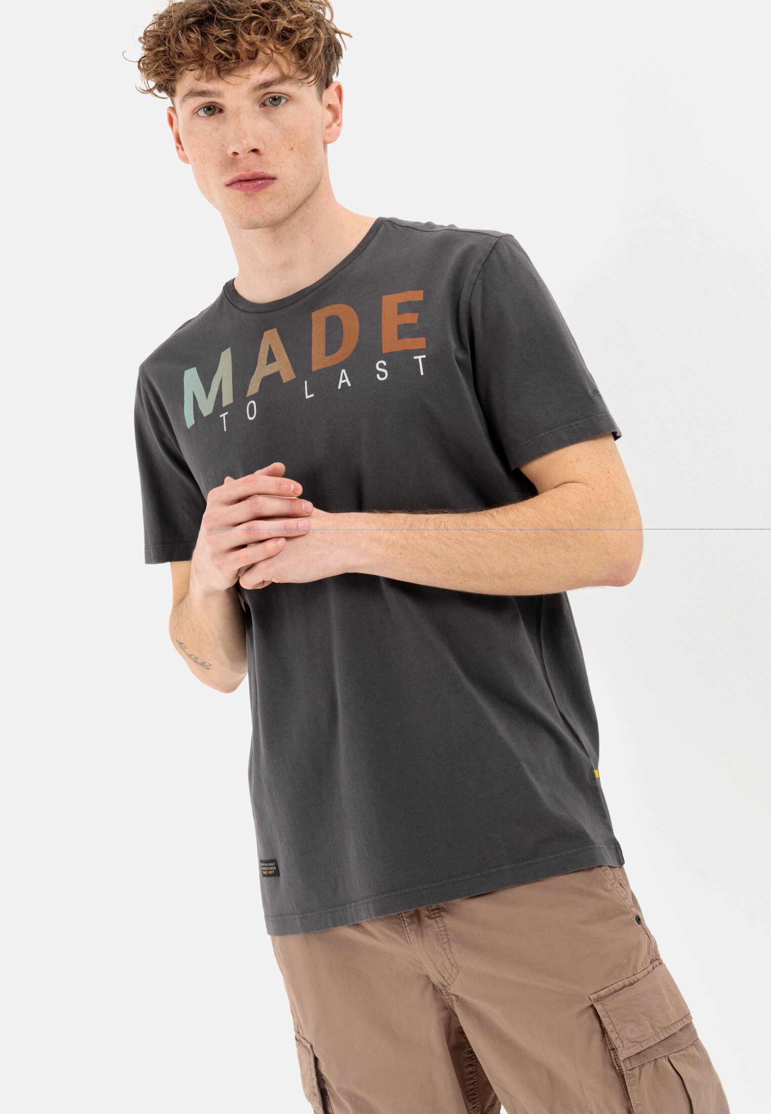 MI_409745-1T17-09_M4-00 Men Organic Cotton short sleeve T-Shirt Dark grey worn emotional