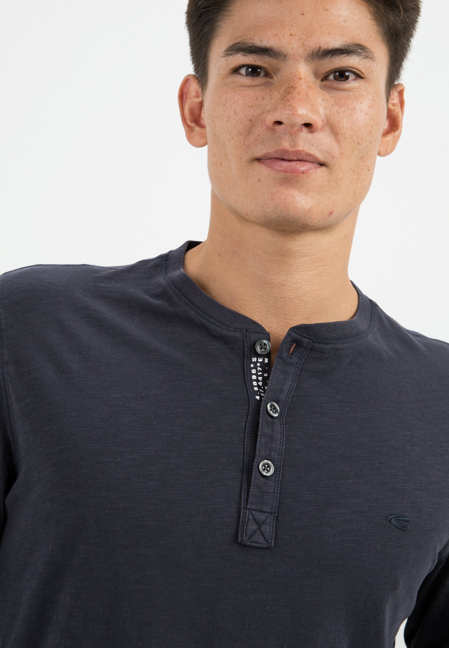 Herren Leichtes Langarmshirt mit Henley Kragen aus Organic Cotton Dunkelblau getragen detailliert nah