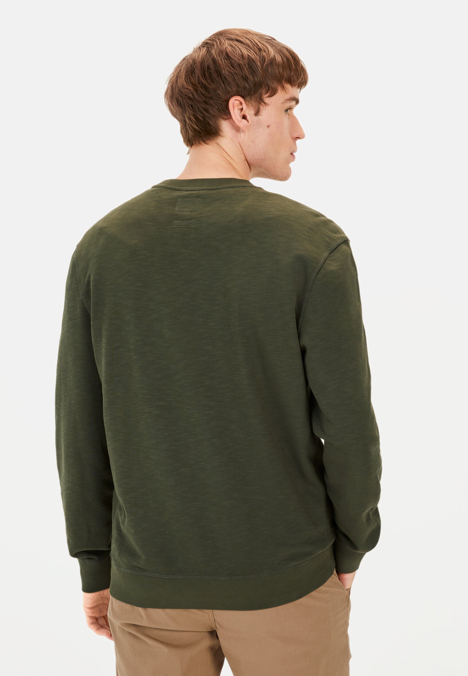Herren Rundhals Sweatshirt aus reiner Baumwolle Blattgrün getragen hinten
