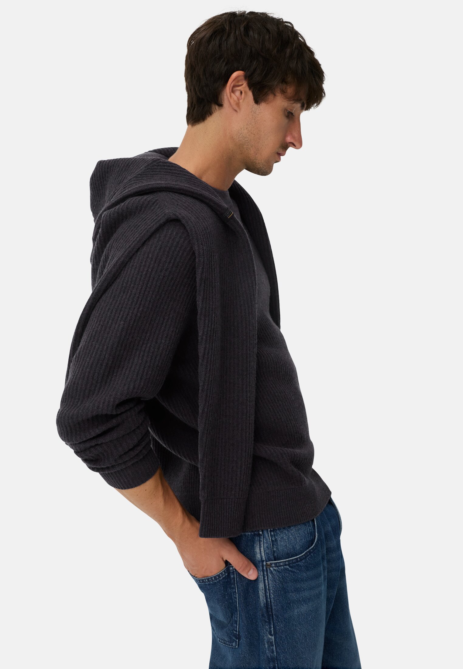 Herren Pullover aus reiner Wolle Navyblau getragen emotional
