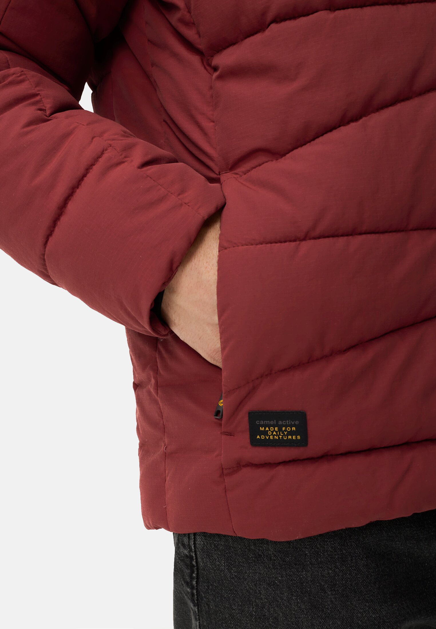 Herren Winterjacke mit abnehmbarer Kapuze Bernsteinrot getragen detailliert nah