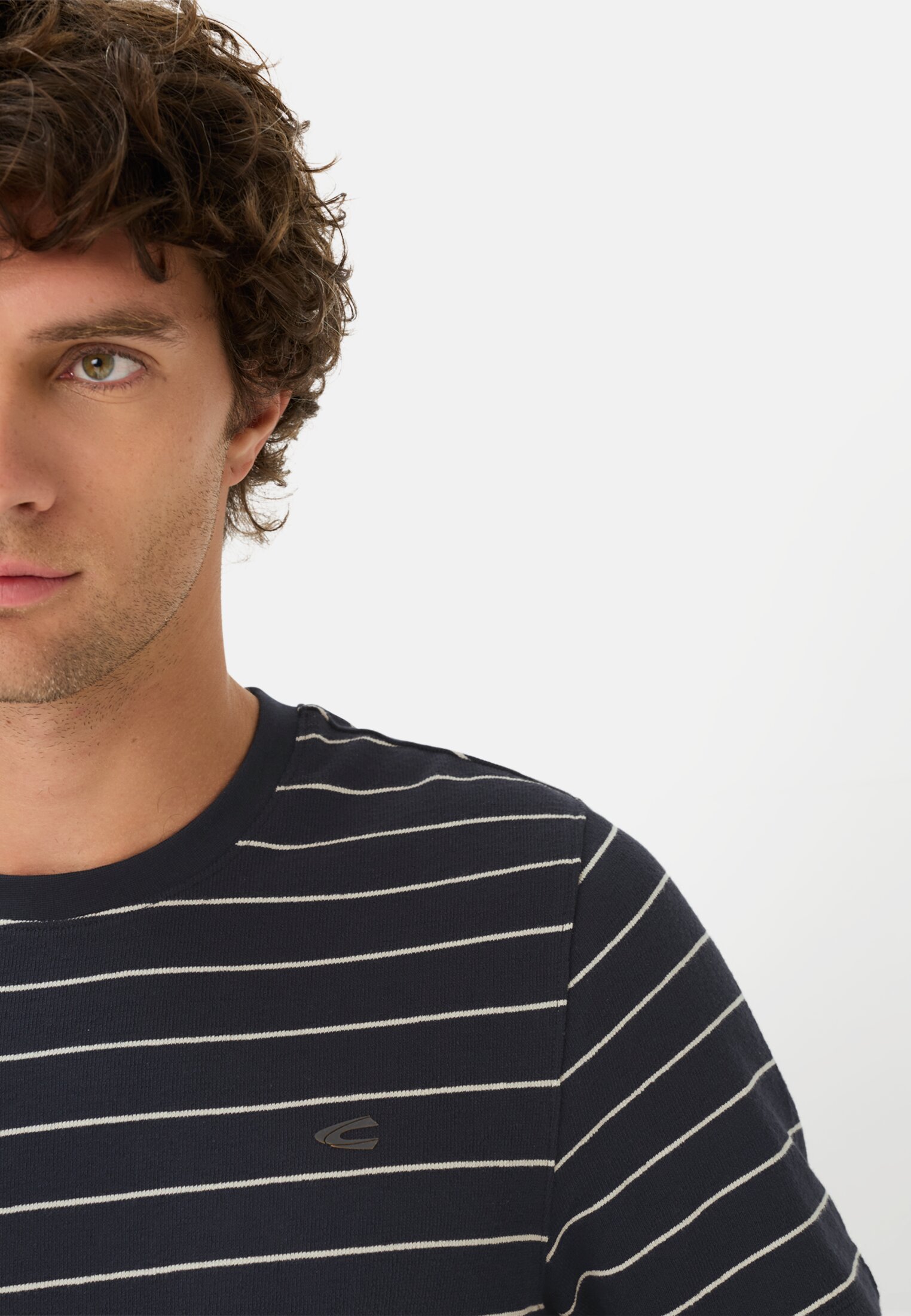 Heren T-shirt van puur katoen Donkerblauw gedragen detail dichtbij