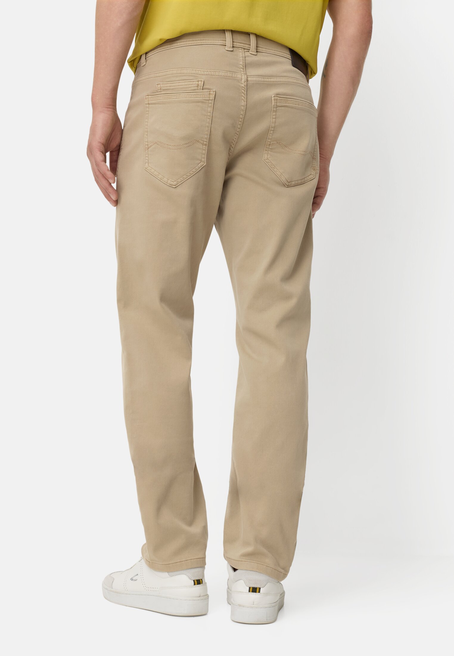 Heren Regular Fit fleXXXactive©broek Beige gedragen achter