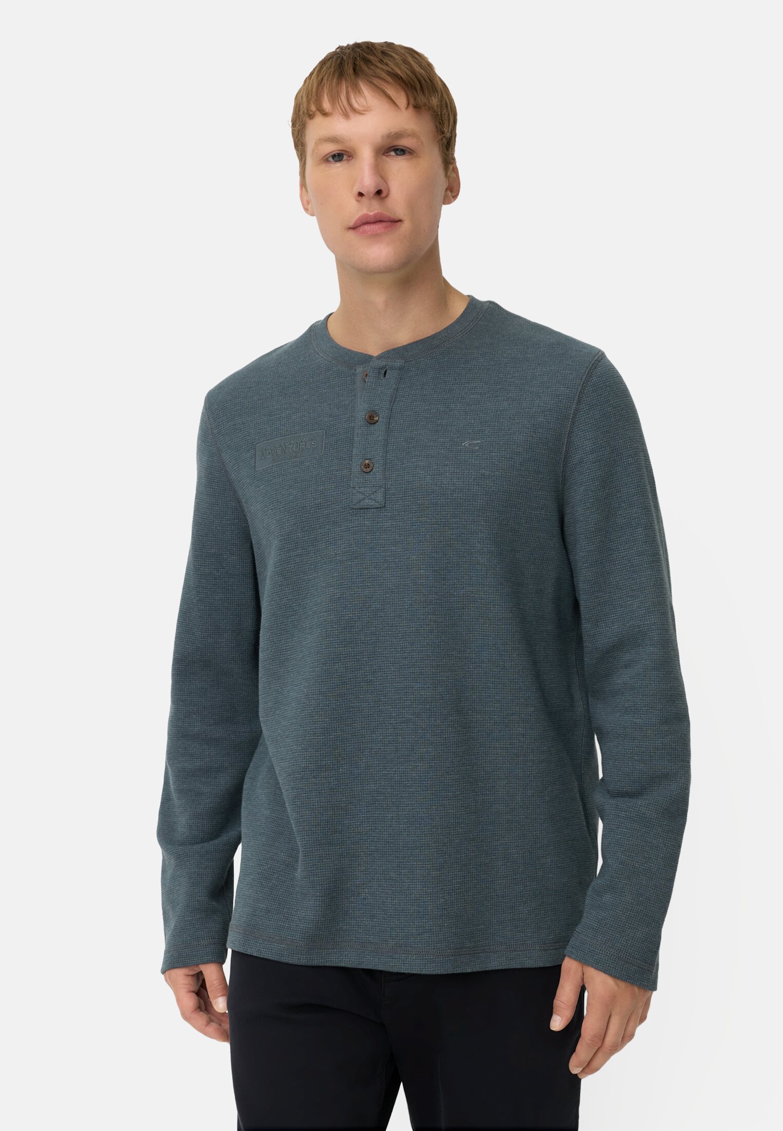Herren Henley-Shirt aus Organic Cotton Tintenblau getragen vorn