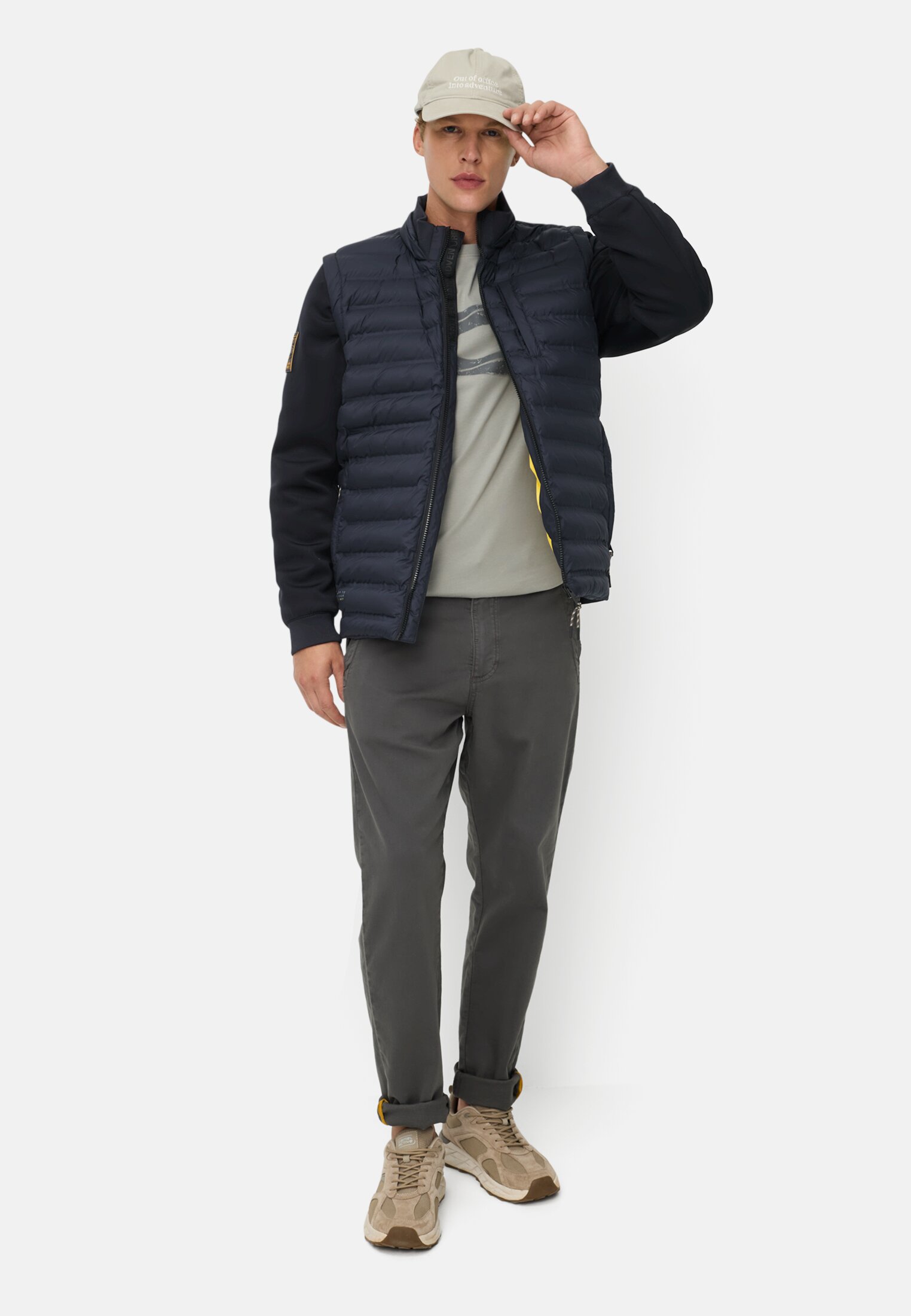 Herren Hybridjacke mit abnehmbaren Ärmeln Navy getragen vorne Ganzkörper