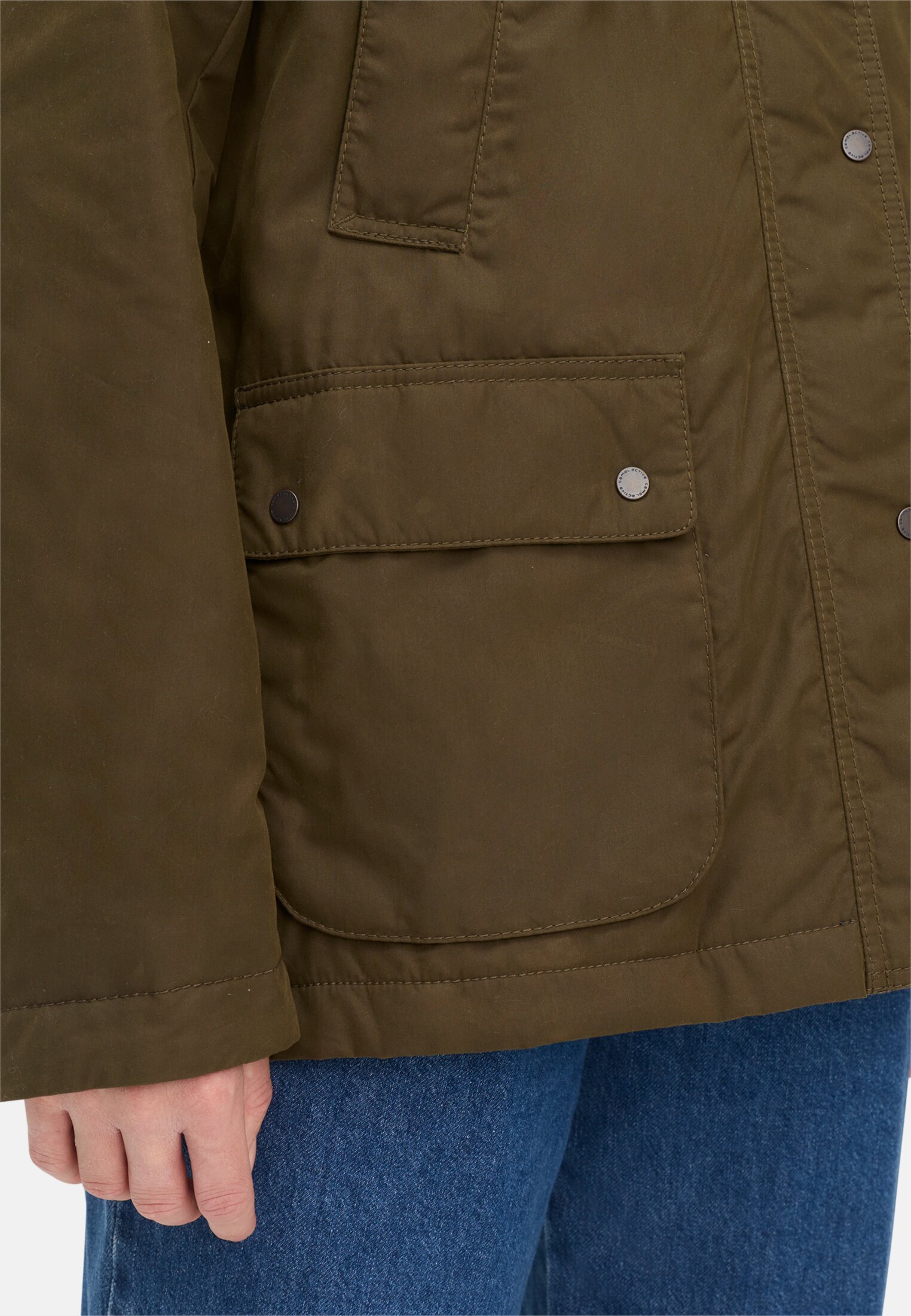 Vrouwen Outdoor Jack met afneembare capuchon en cordkraag Donker Khaki gedragen detail dichtbij  
