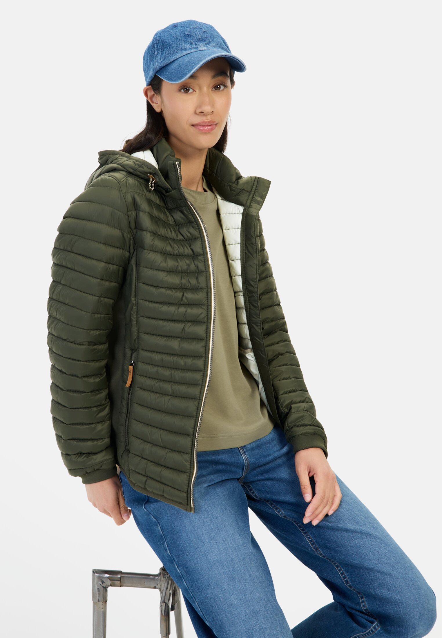 Damen Leichte Steppjacke aus recyceltem Polyamid Dunkelgrün getragen emotional