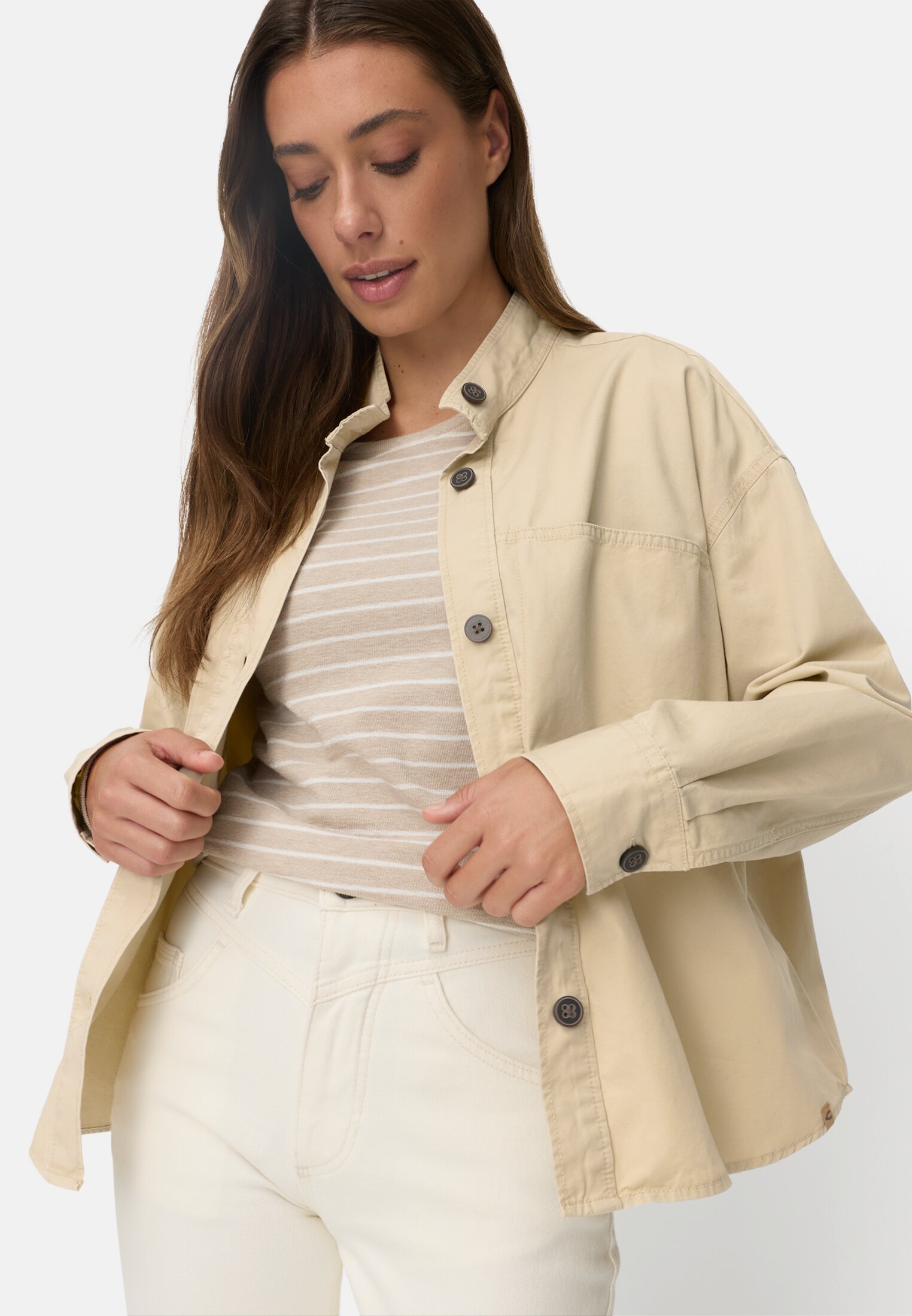 Vrouwen Blouse met lange mouwen en opstaande kraag Zand gedragen emotional