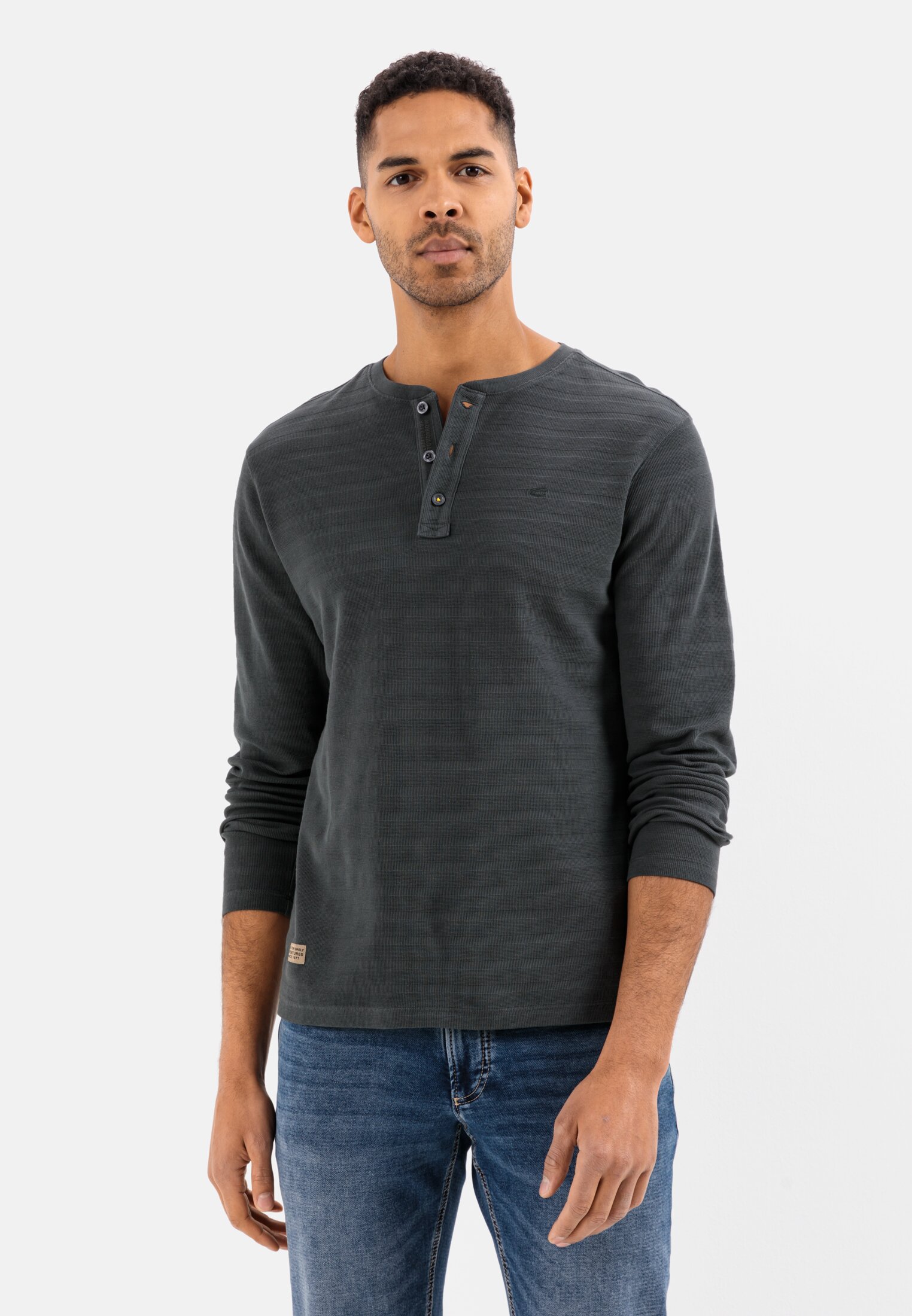 Herren Langarm Henleyshirt aus reiner Baumwolle Dunkelgrau getragen vorn