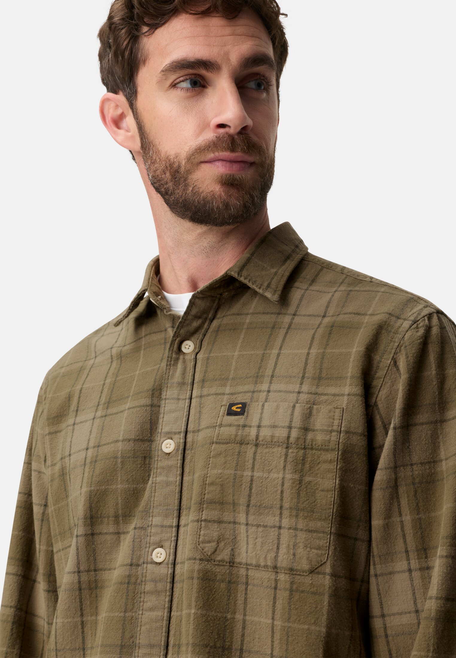 Herren Langarmhemd mit Brusttasche Olivgrün getragen detailliert nah