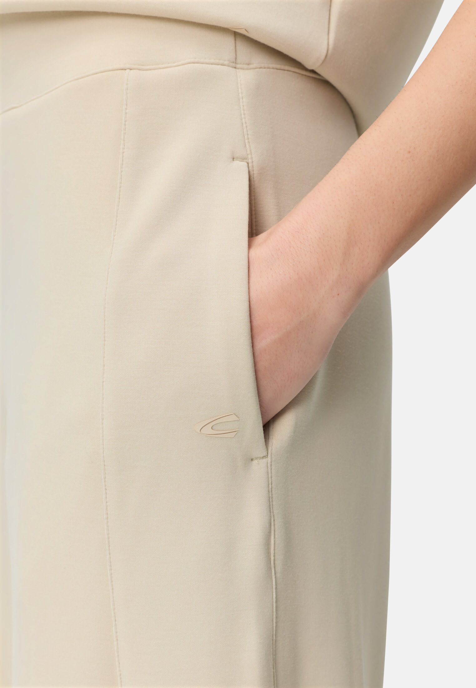 Damen Jogger mit elastischem Bund Perlweiß getragen detailliert nah