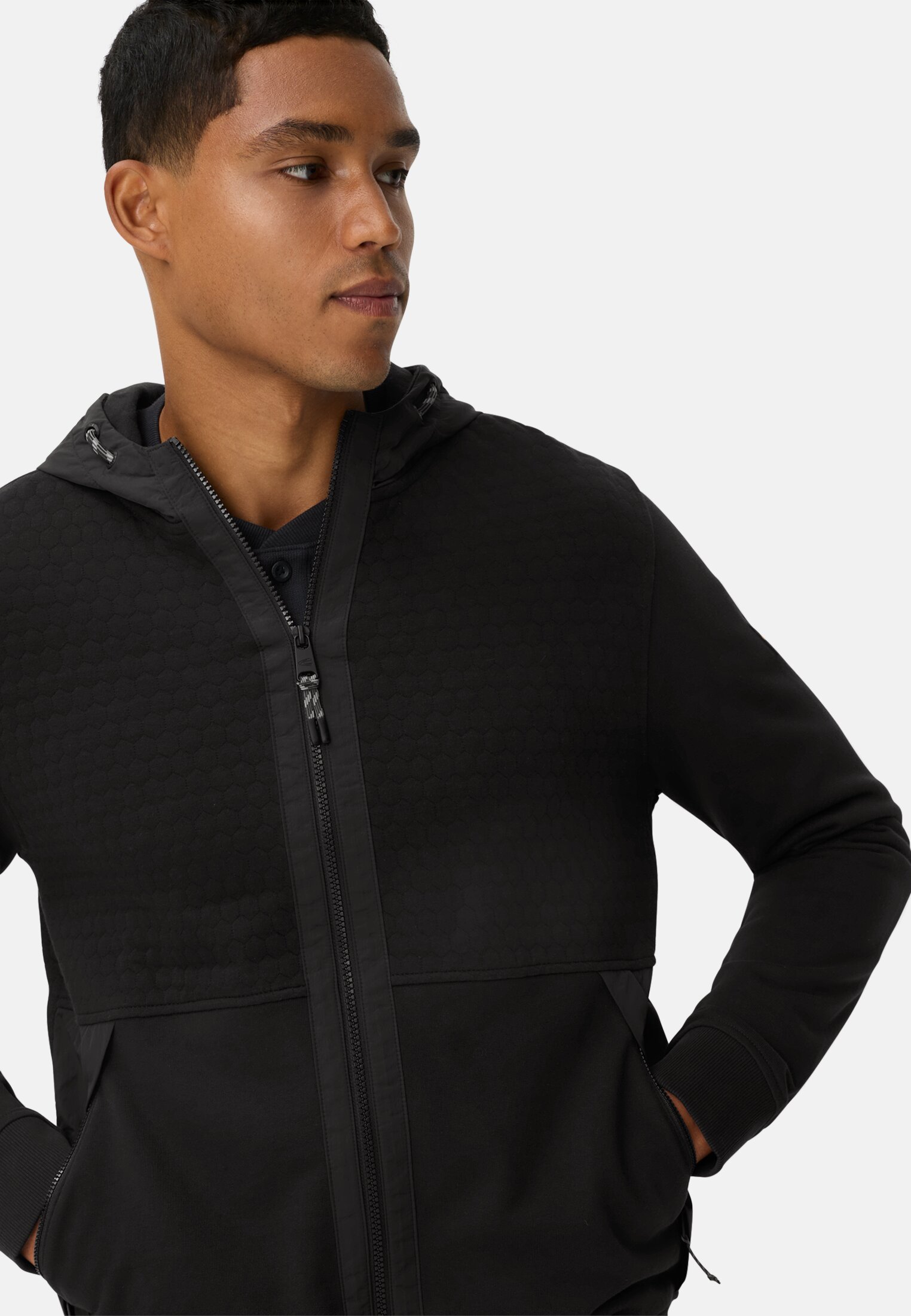 Herren Sweatjacke mit Kapuze Schwarz getragen emotional