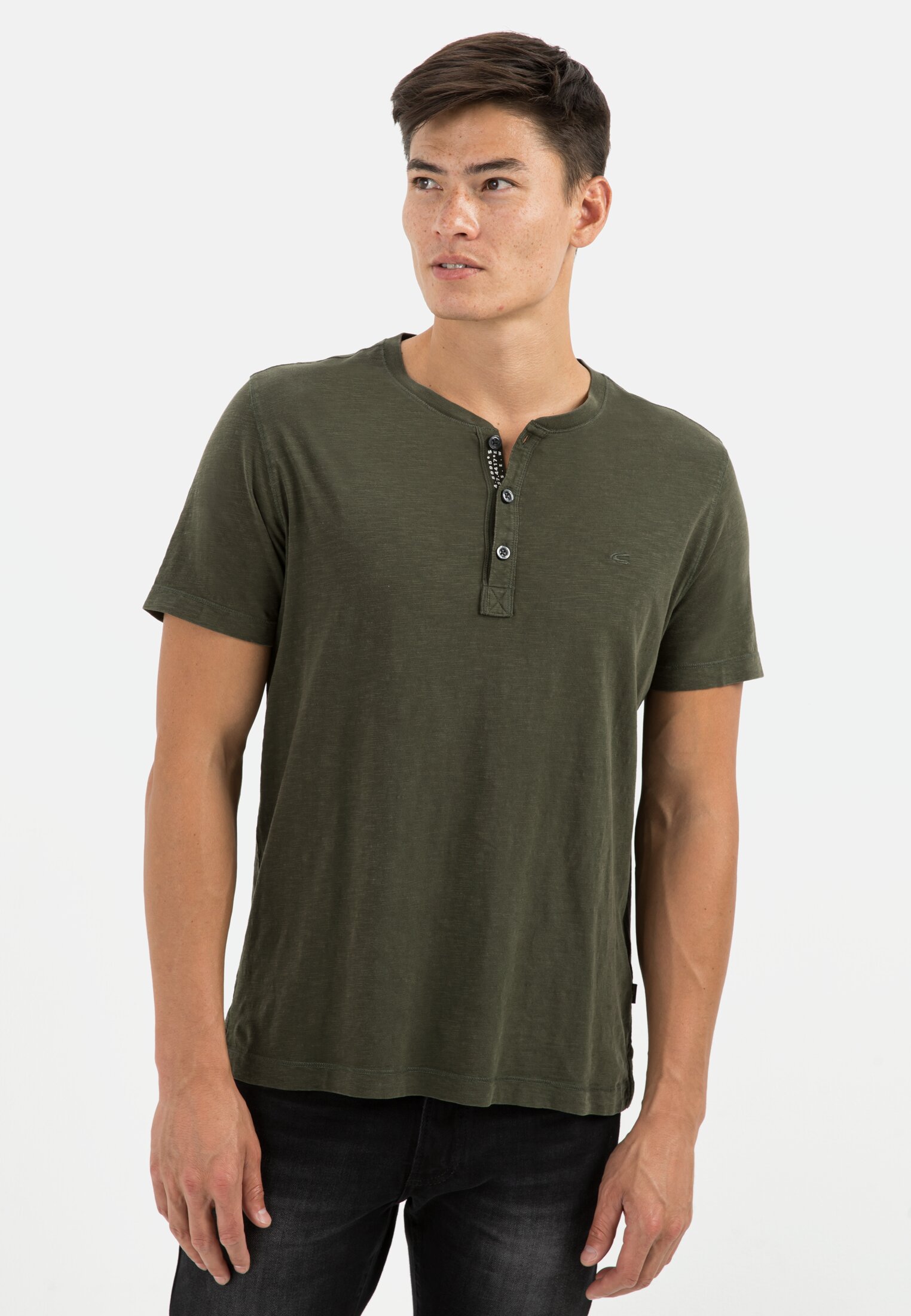 Herren Henley Shirt mit kurzem Arm aus reiner Baumwolle Grün getragen vorn