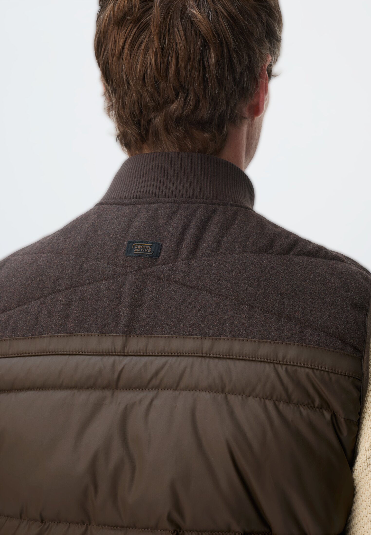 Herren Gefütterte Weste mit aufgesetzen Taschen Braun getragen detailliert nah