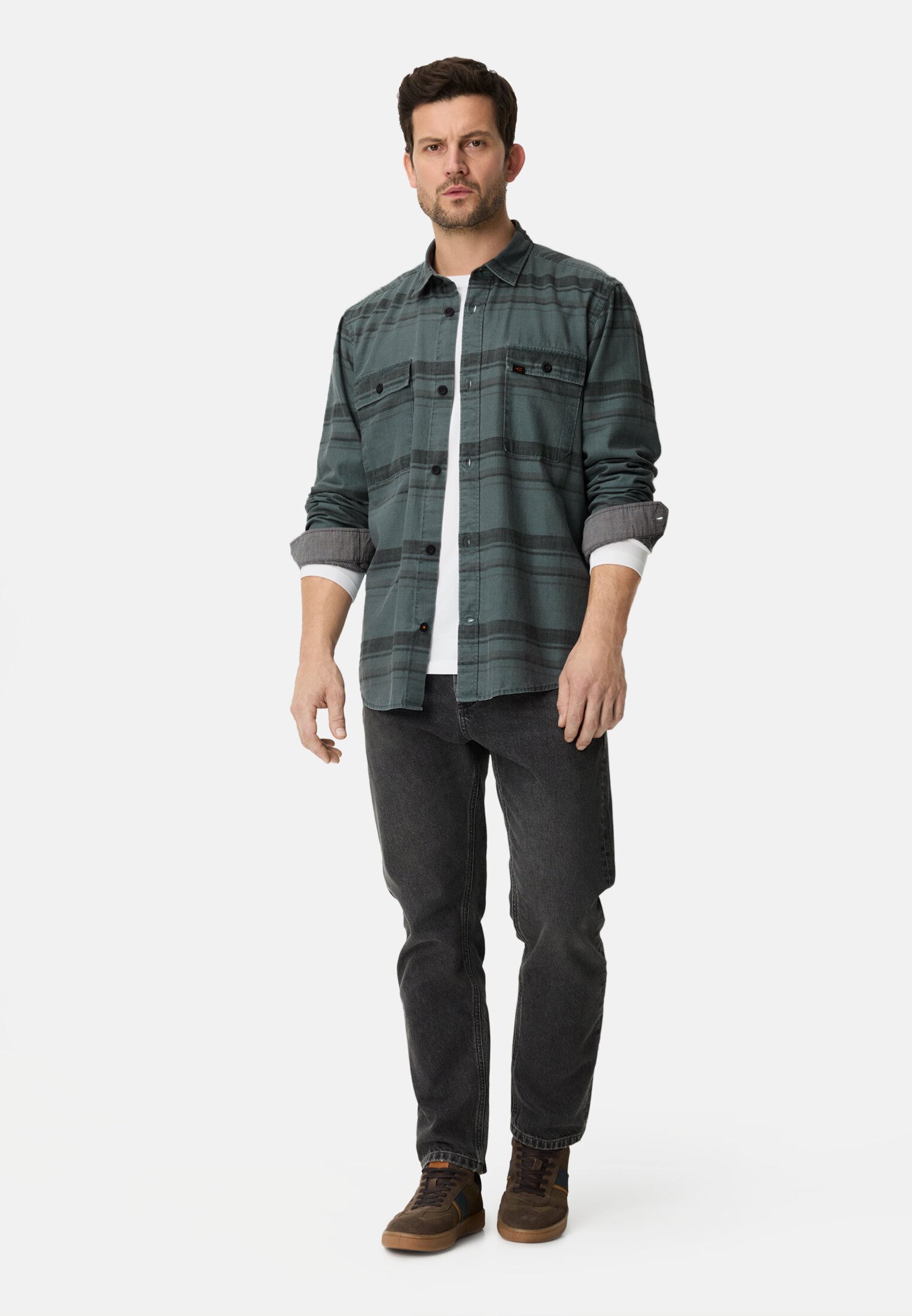 Herren Langarmhemd aus reiner Baumwolle Tintenblau getragen vorne Ganzkörper