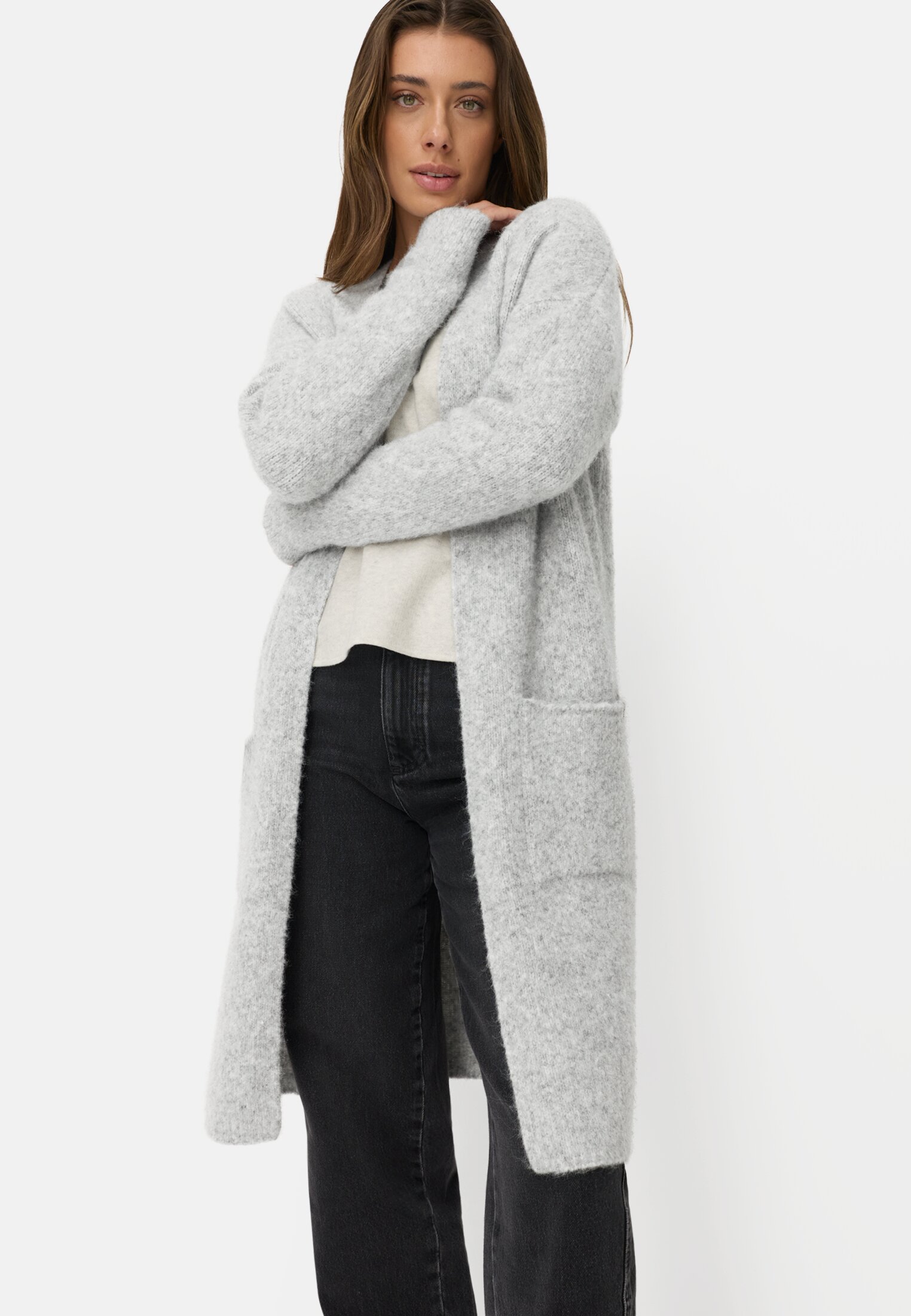Damen Strickjacke mit aufgesetzten Taschen Grau getragen emotional