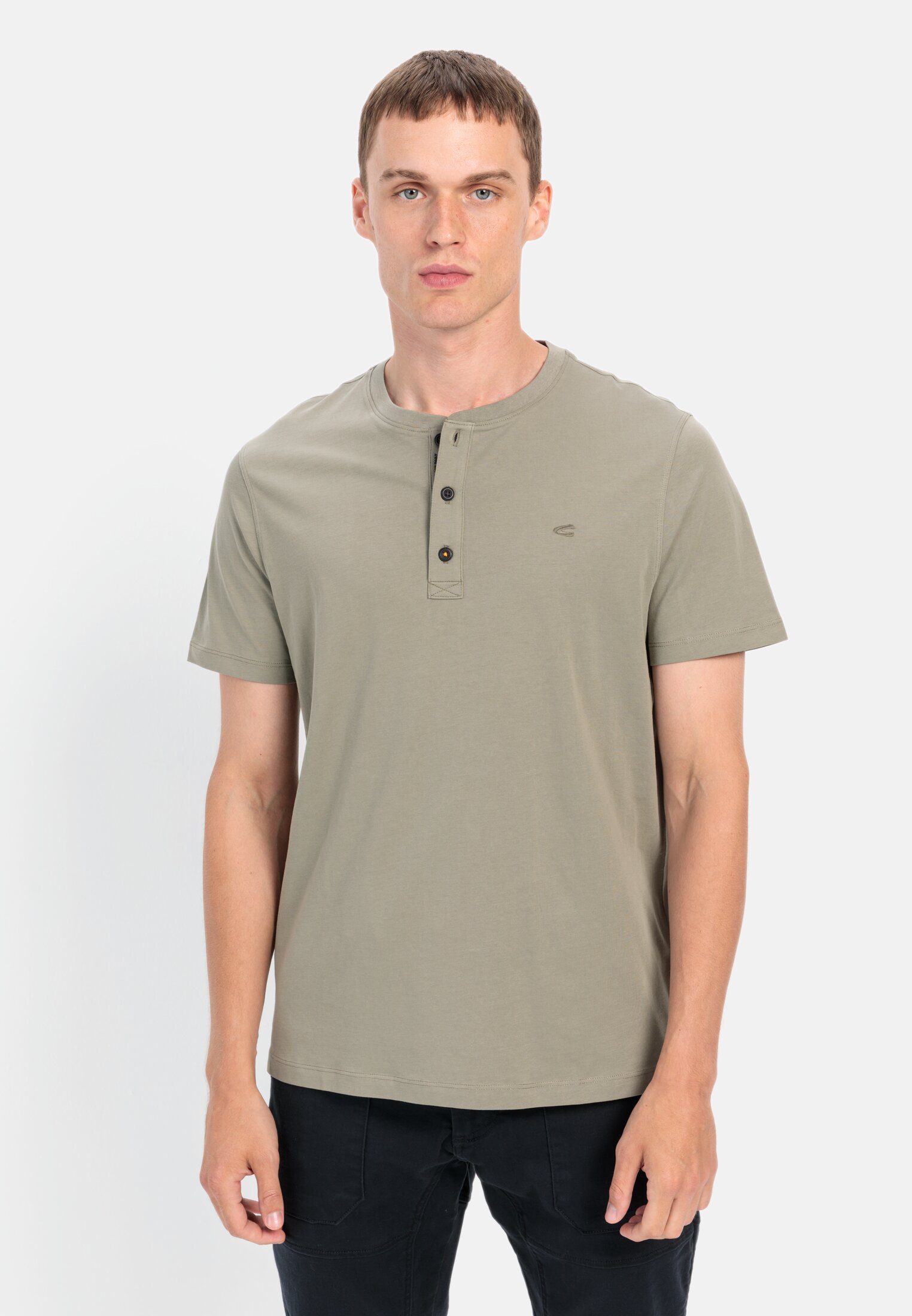 MI_409474-9T04-31_M0-00 Herren Henley Shirt mit kurzem Arm aus reiner Baumwolle Khaki getragen vorn