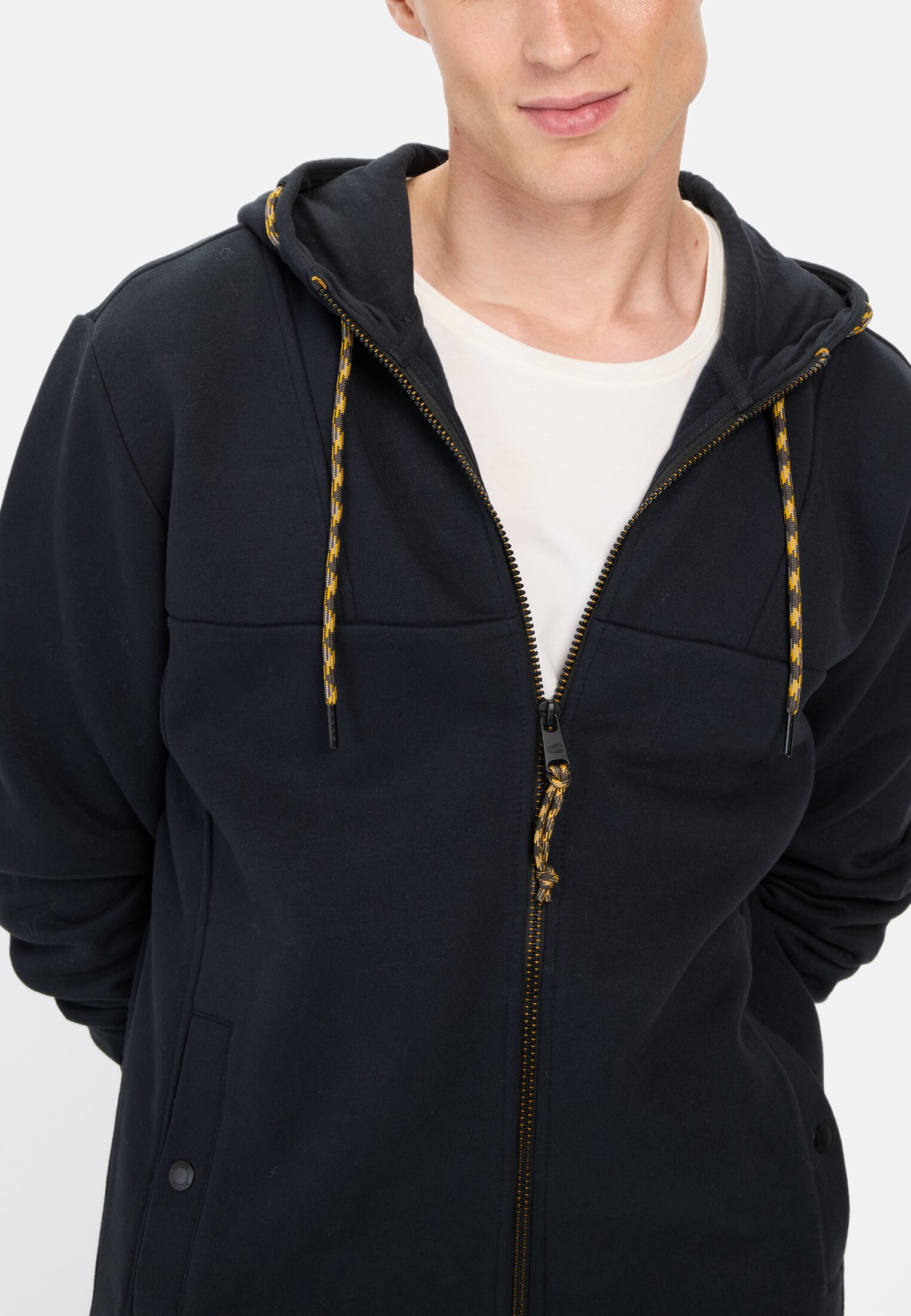 Herren Sweatjacke aus einem Organic Cotton mix Nachtblau getragen detailliert nah