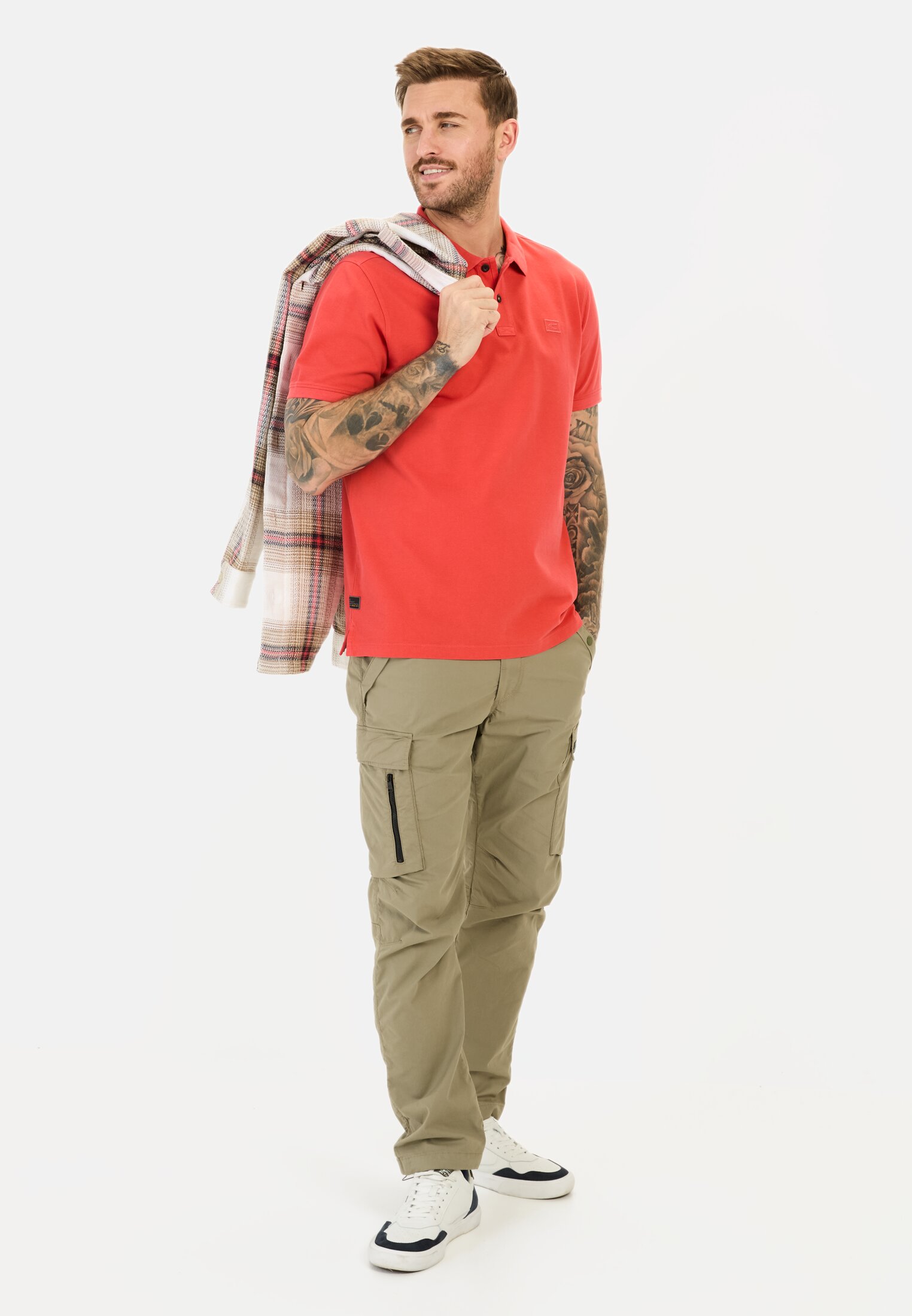 MI_09920-5P00-50_M3-00 Herren Kurzarm Poloshirt aus Baumwolle Rot getragen vorne Ganzkörper