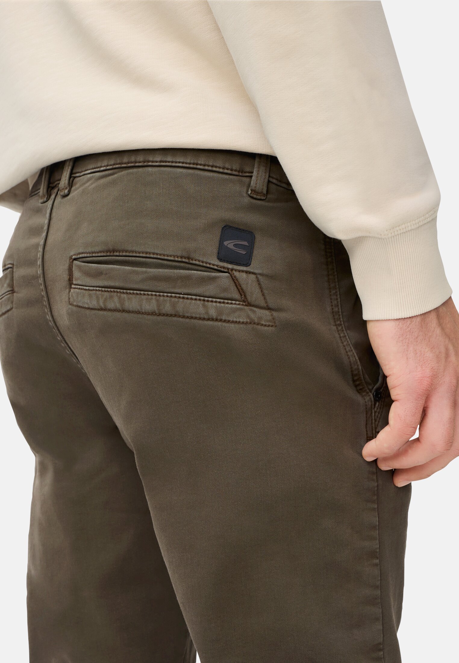 Herren fleXXXactive® Chino Regular Fit aus Baumwollmix Dunkelbraun getragen detailliert nah