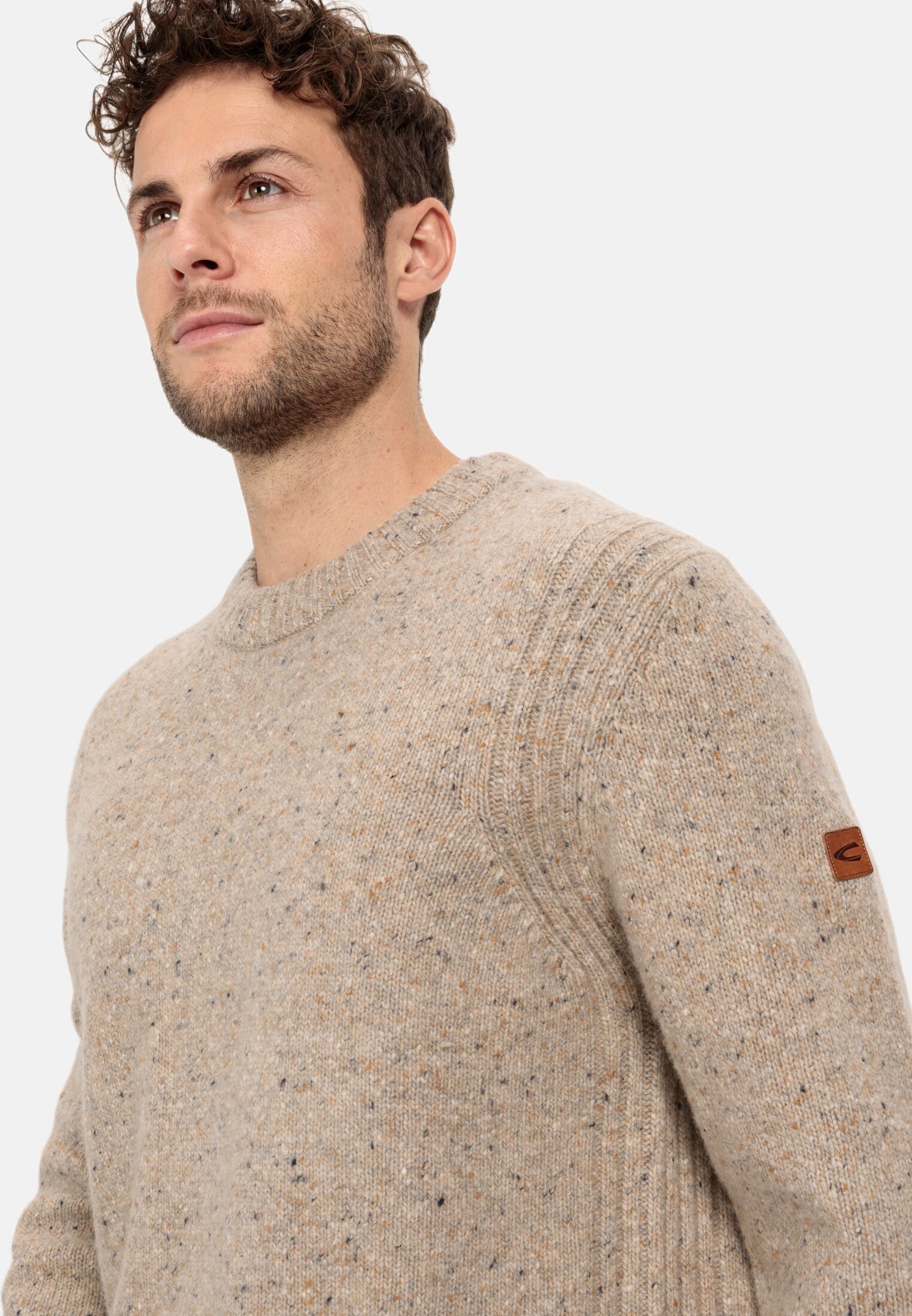 Herren Strickpullover aus Merinowolle Beige getragen detailliert nah