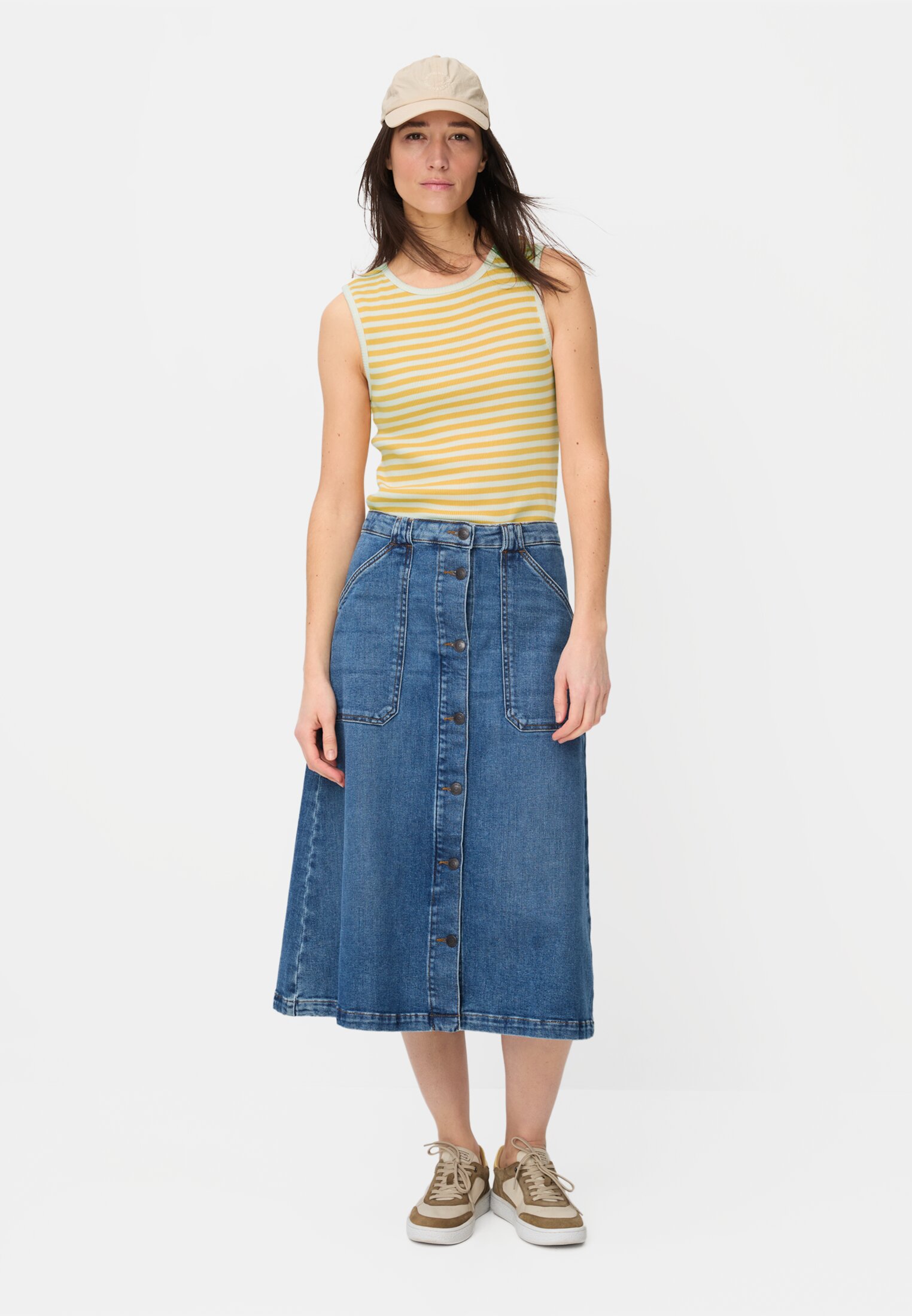 Damen Top mit Rundhalsausschnitt Gelb getragen vorne Ganzkörper