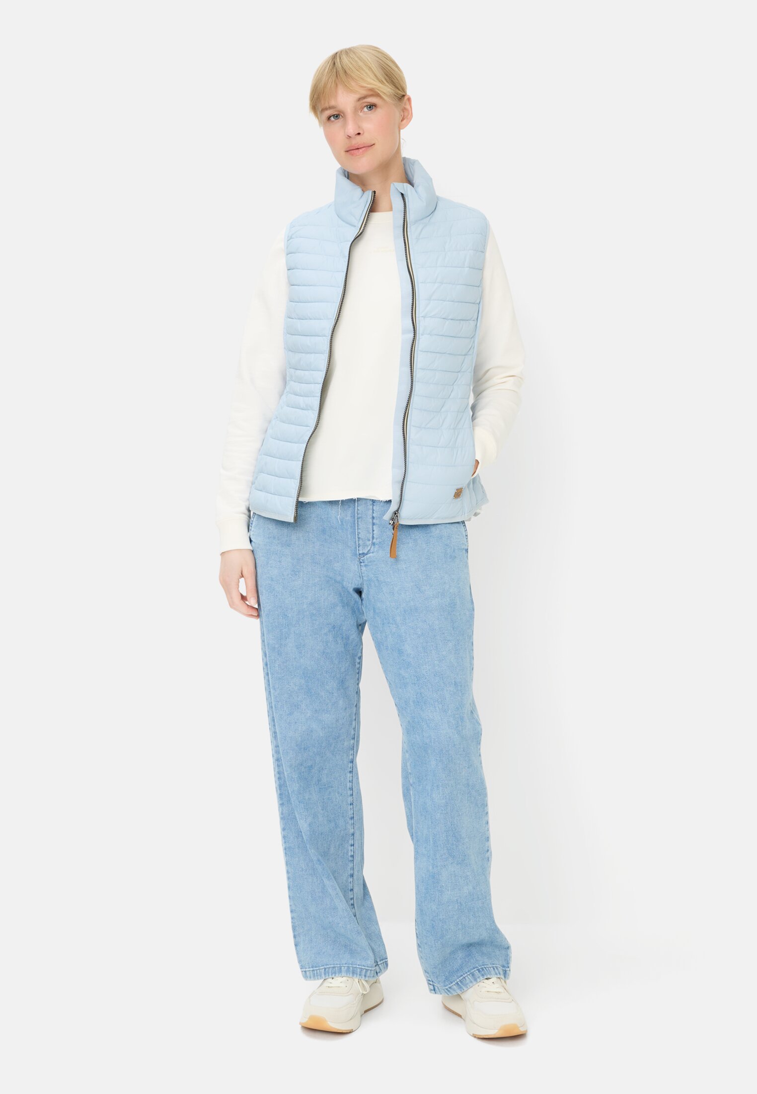 Damen Steppweste aus recyceltem Polyamid Hellblau getragen vorne Ganzkörper