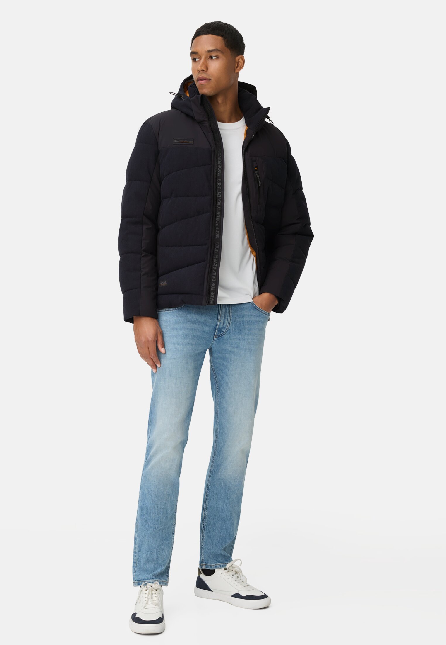 Herren Steppjacke mit abnehmbarer Kapuze Navyblau getragen vorne Ganzkörper