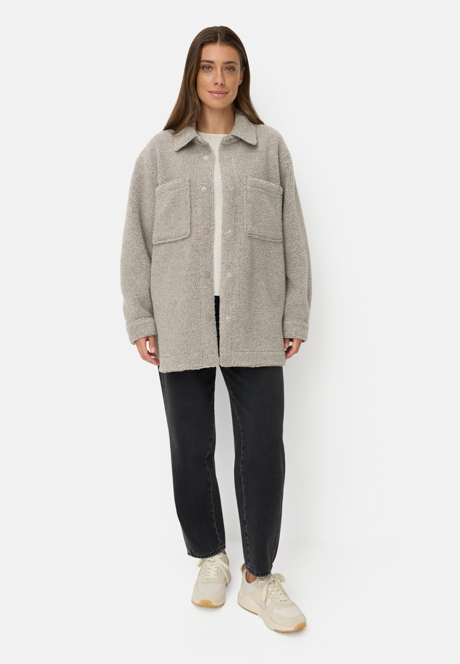 Damen Teddyblazer mit Seitentaschen Beige getragen vorne Ganzkörper