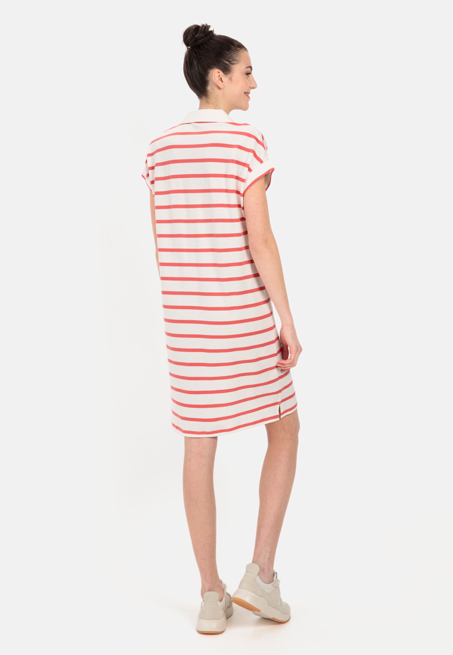 Damen Piqué Polokleid aus zertifiziertem Organic Cotton Rot-Orange getragen hinten