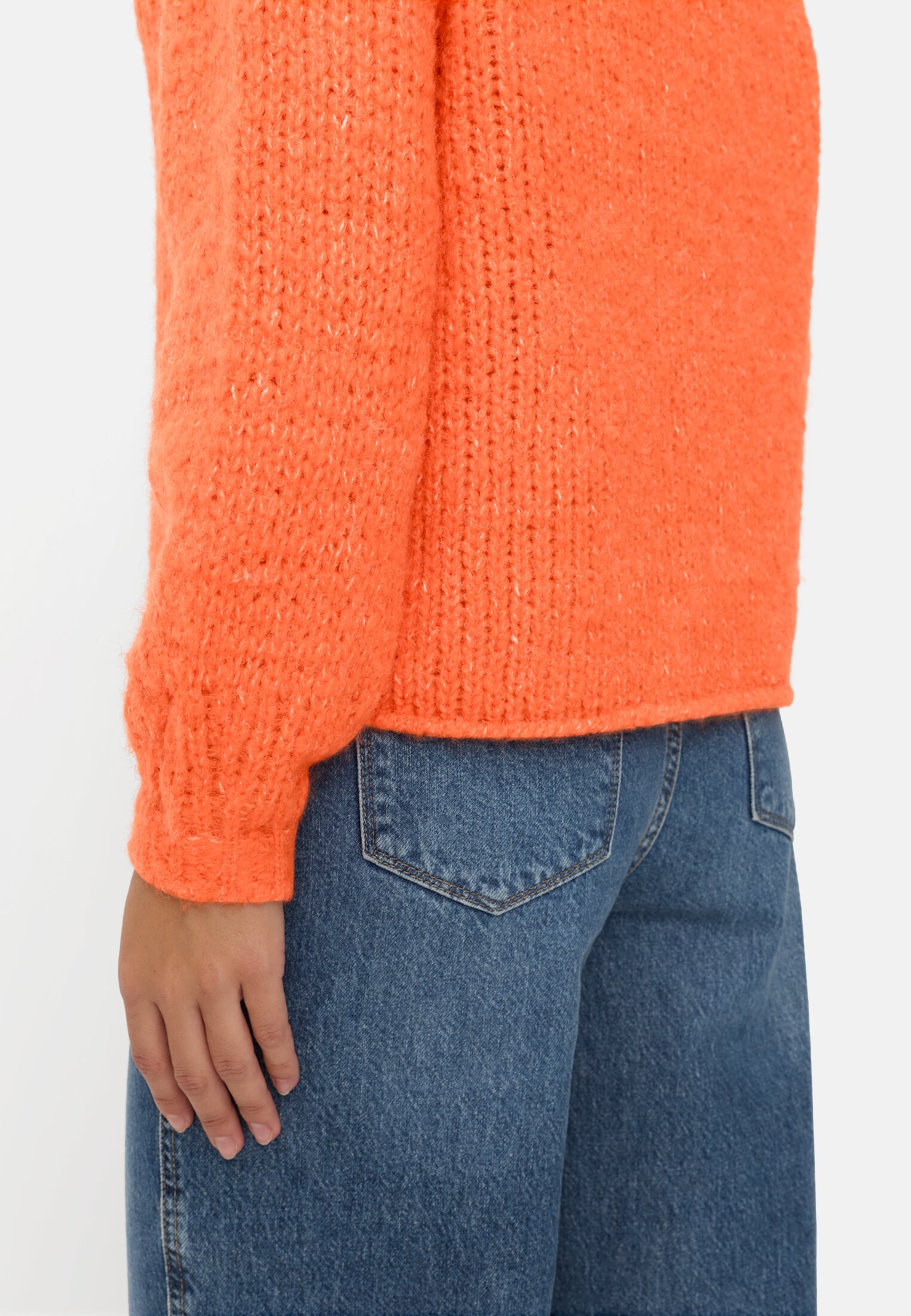 Damen Strickpullover mit weiten Ärmeln Orange getragen detailliert nah