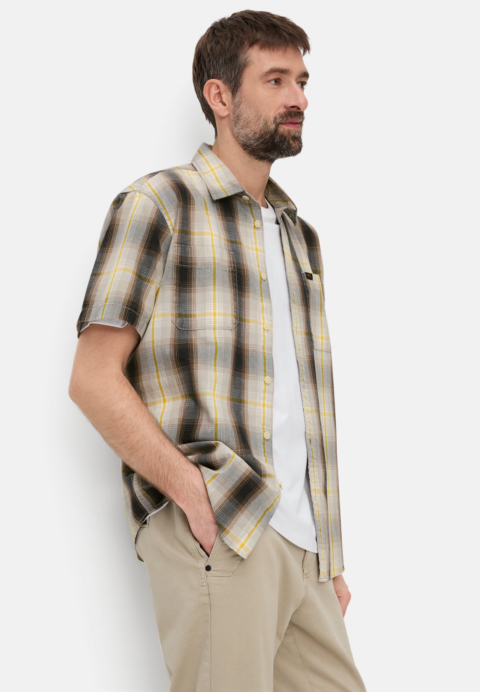 Herren Kurzarmhemd mit Brusttaschen Sonnengelb getragen emotional