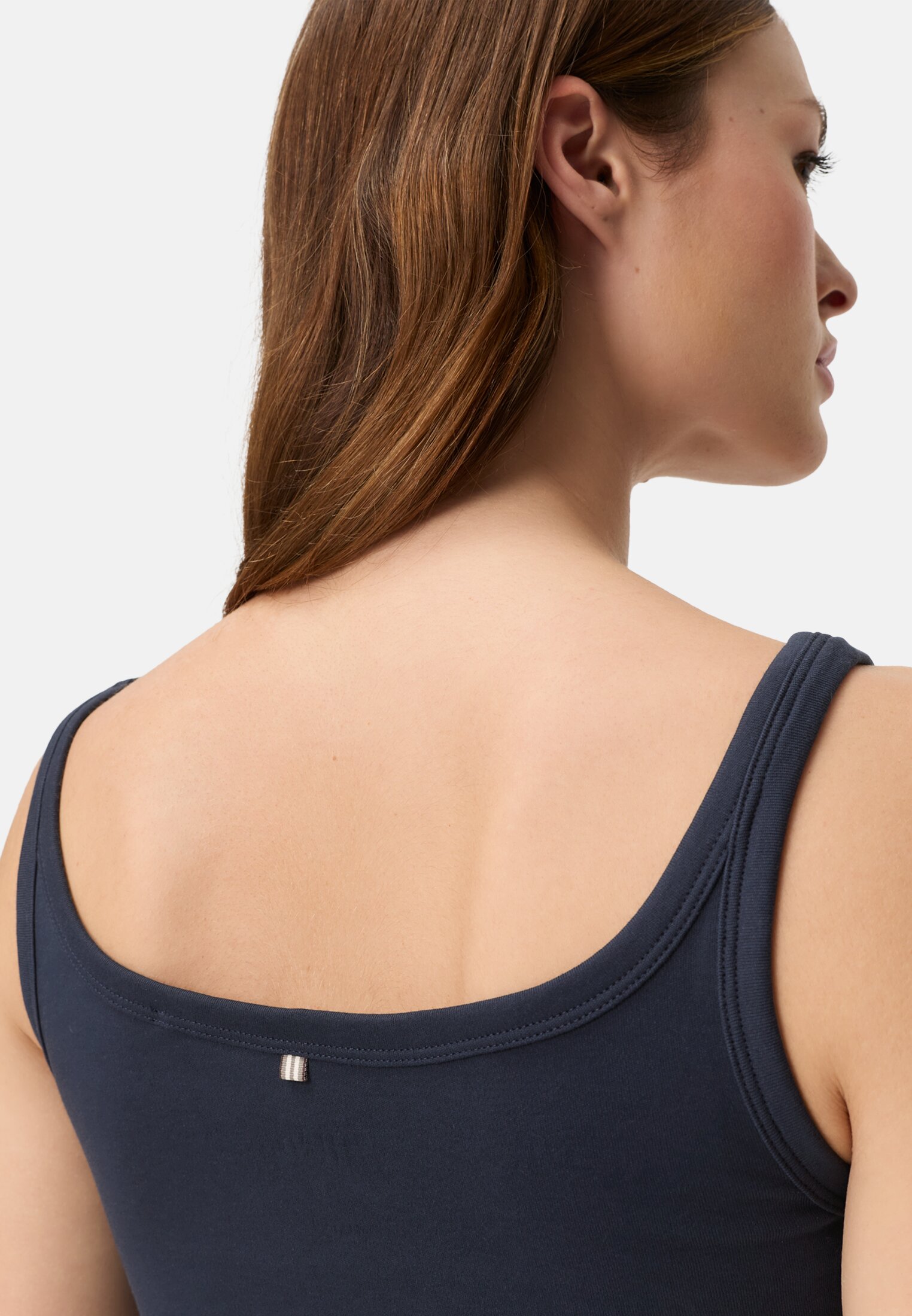Damen Top aus Bio Baumwolle Nachtblau getragen detailliert nah