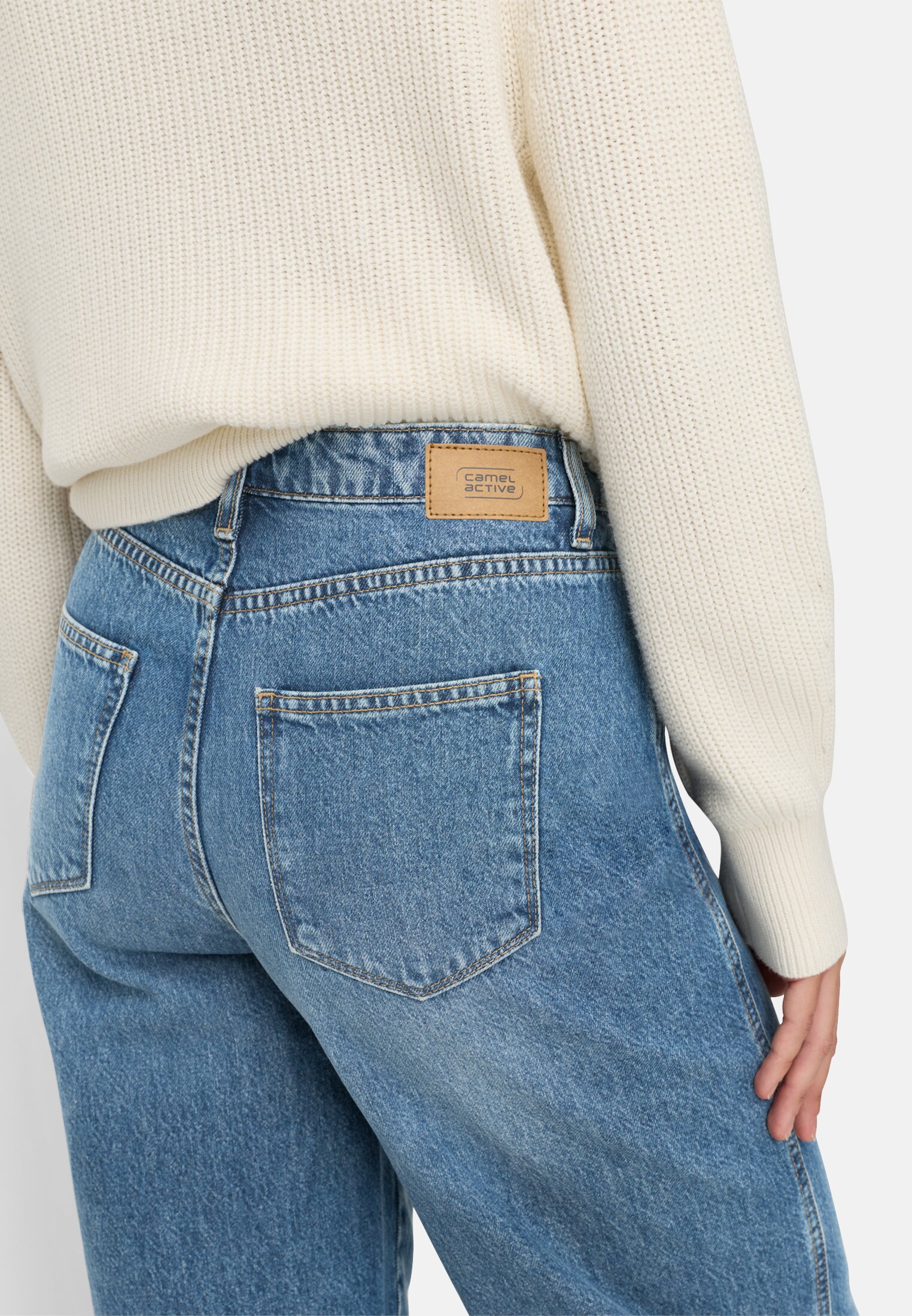 Damen Barrel Jeans mit Gürtelschlaufen Nebelblau getragen detailliert nah
