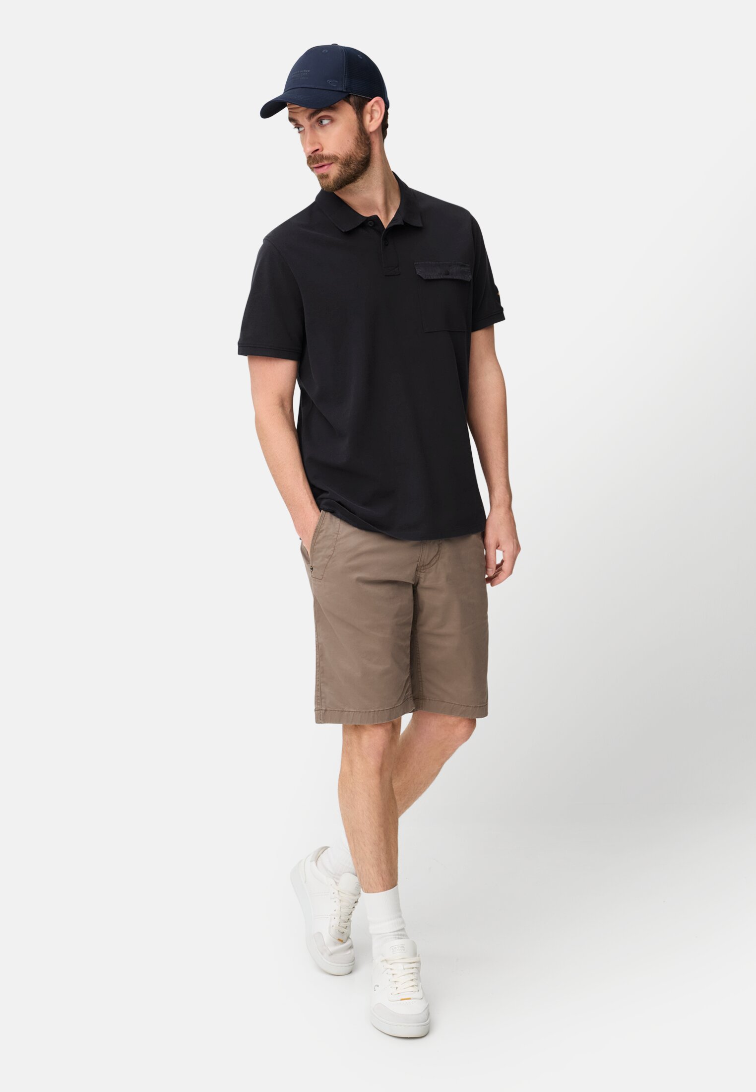 Herren Poloshirt aus reiner Baumwolle Dunkelblau getragen vorne Ganzkörper