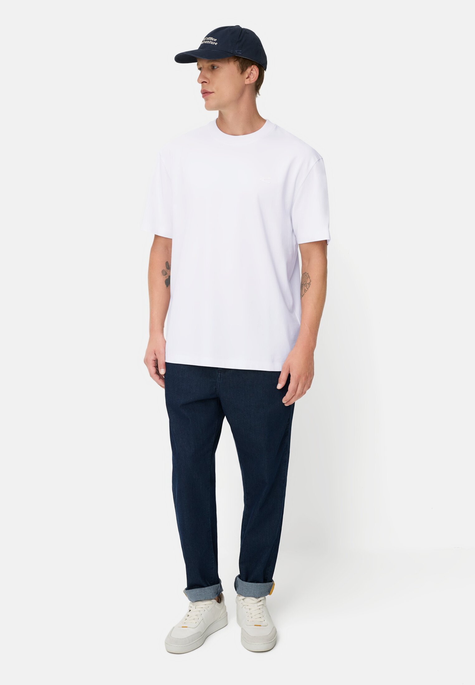 Herren Oversized T-Shirt aus Organic Cotton Weiß getragen vorne Ganzkörper