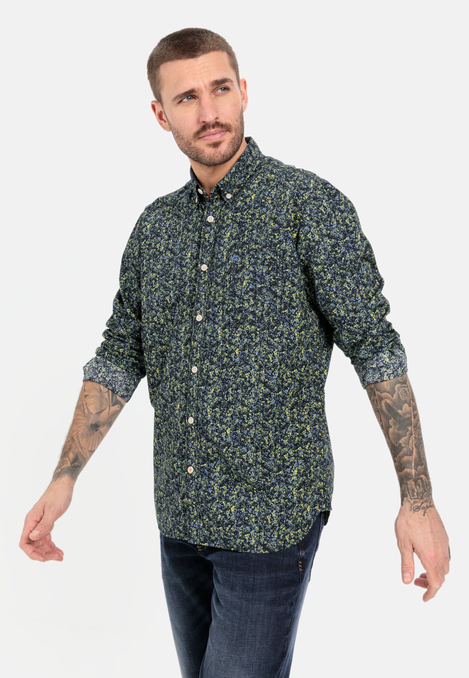 Herren Langarm Hemd mit Allover-Print Schwarz-Gelb getragen emotional