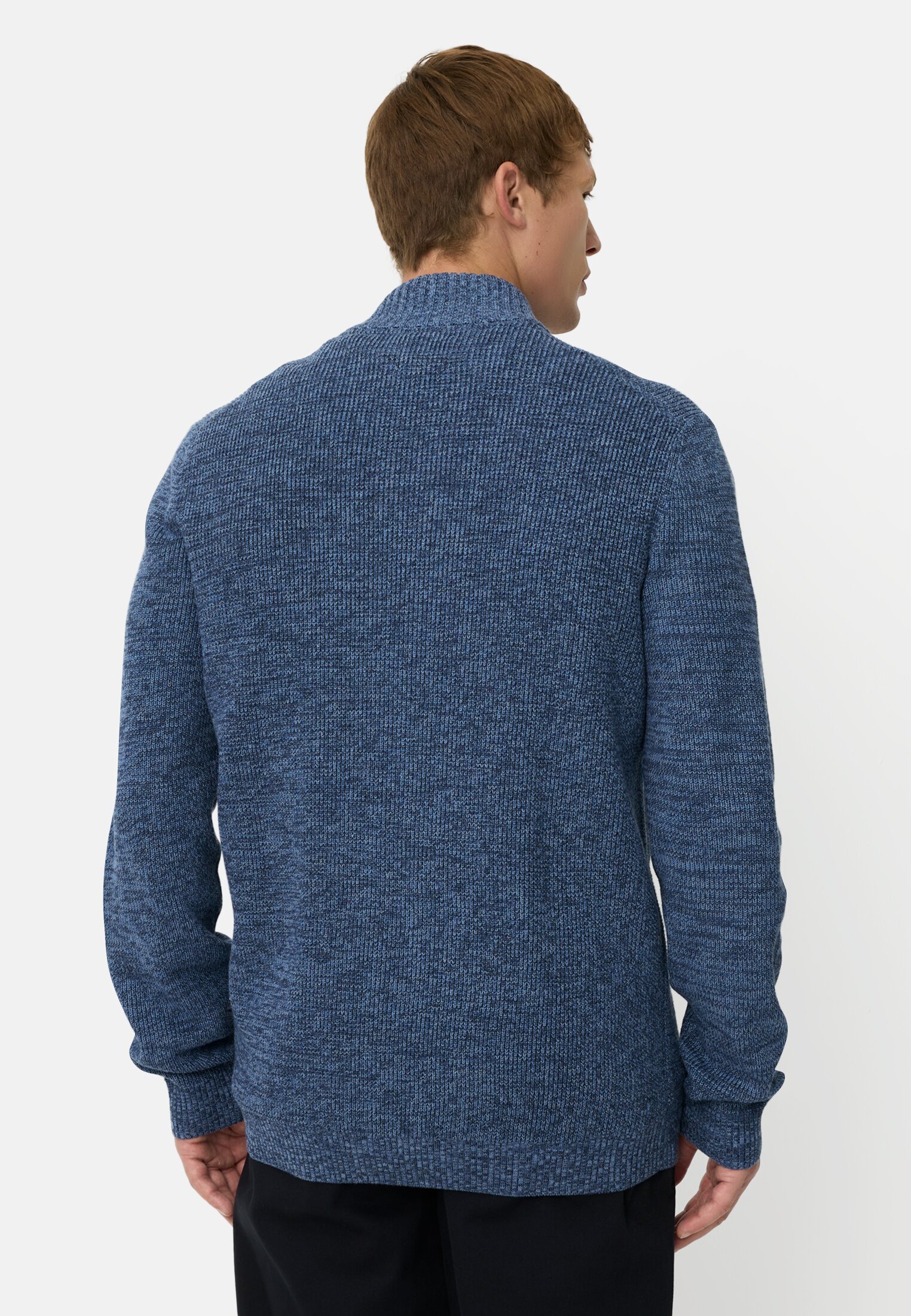 Herren Kerniger Strick-Pullover aus Baumwollgemisch Tintenblau getragen hinten