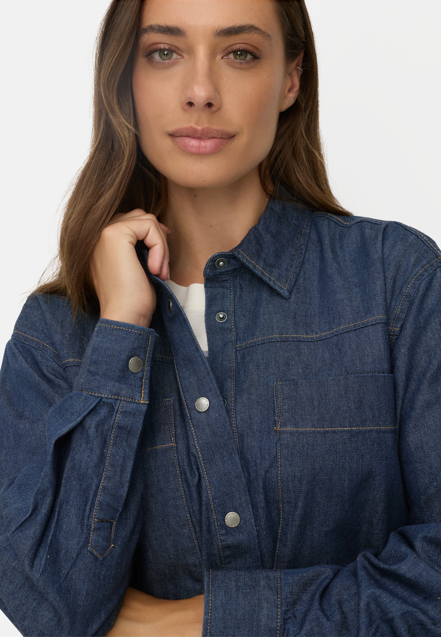 Women Denim blouse with chest pockets Indigo Blue worn detail close
