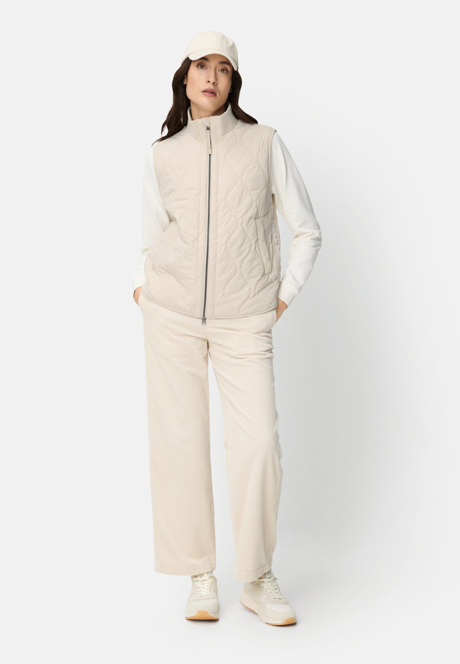 Damen Weste mit Stehkragen Eiche getragen vorne Ganzkörper