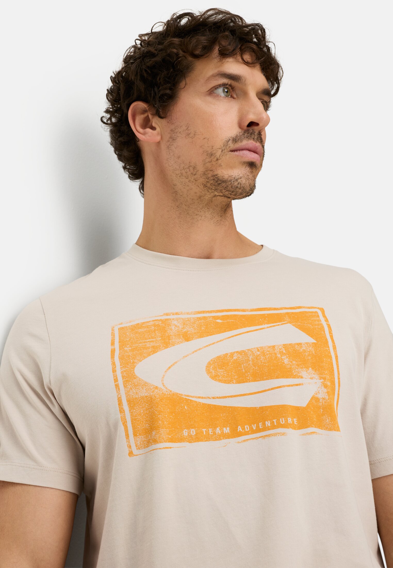 Heren T-shirt van puur katoen Beige gedragen detail dichtbij