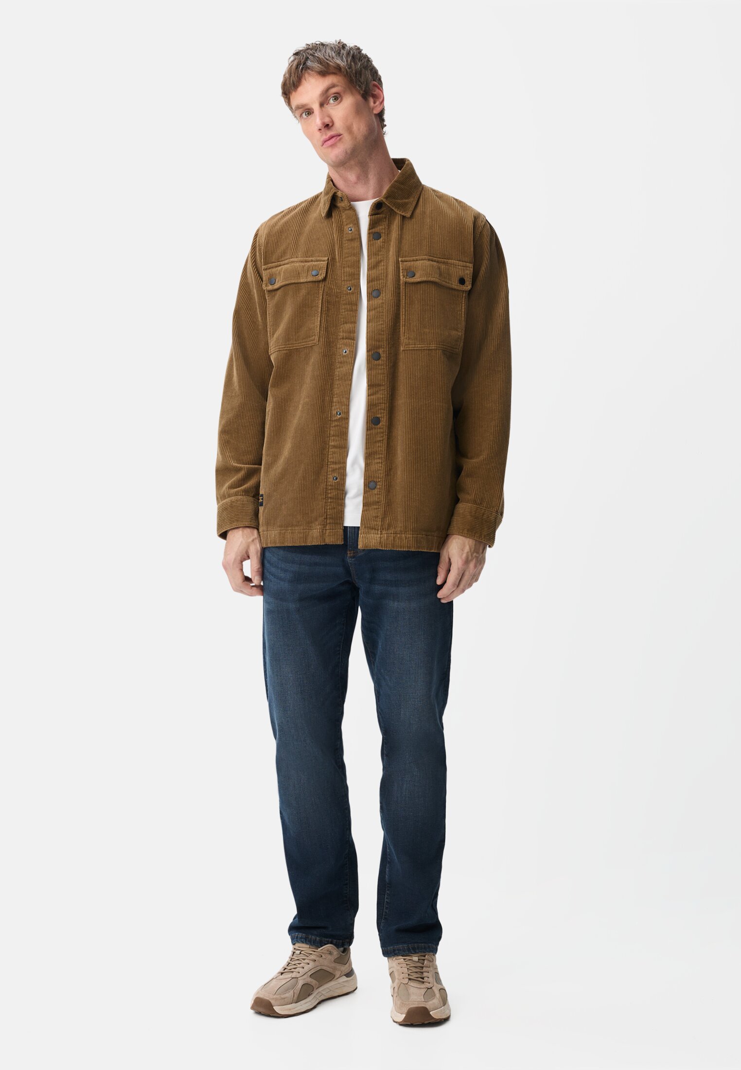 Herren Cord Overshirt aus 100% Baumwolle Sepiabraun getragen vorne Ganzkörper