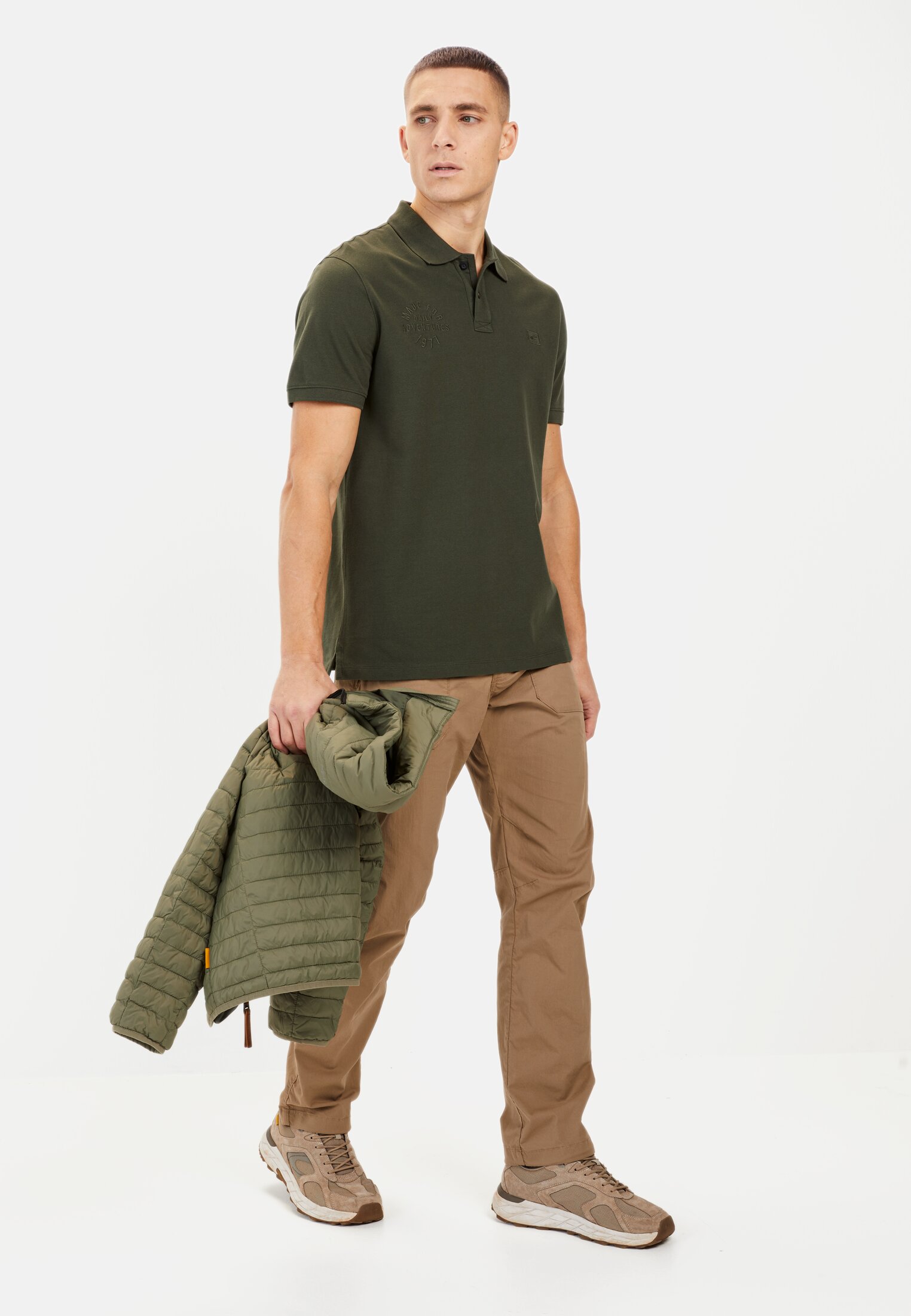 MI_0992F-5P93-91_M3-01 Herren Kurzarm Poloshirt aus Baumwolle Dunkelgrün getragen vorne Ganzkörper