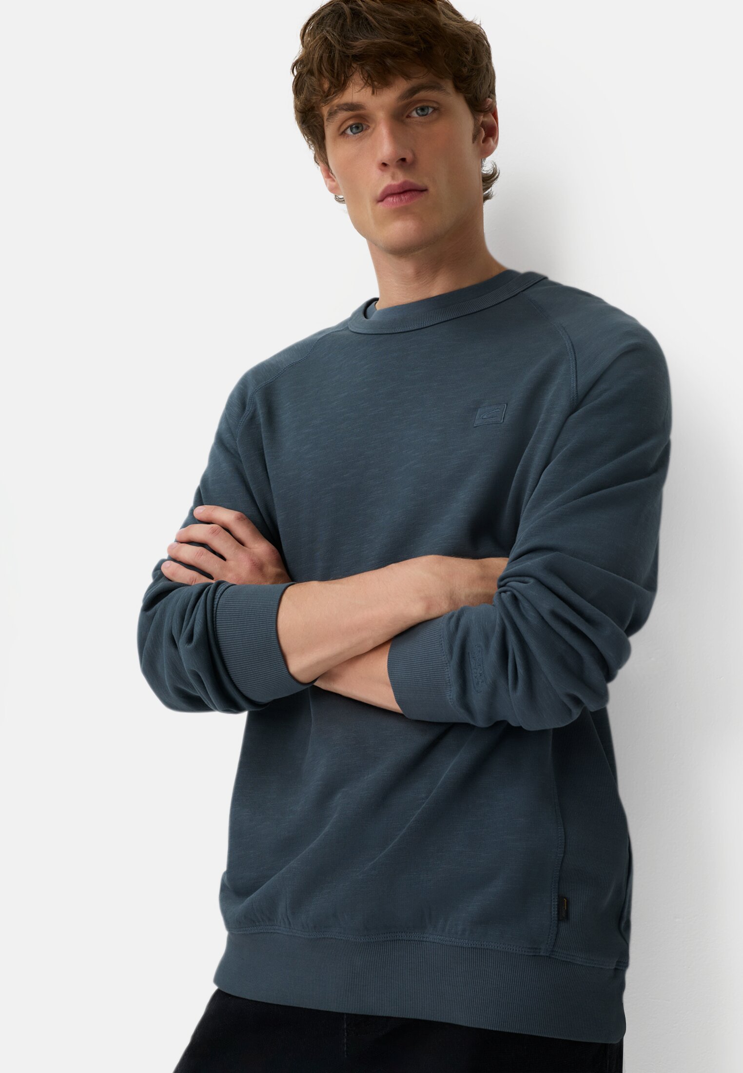 Herren Sweatshirt aus reiner Baumwolle mit Raglanärmeln Tintenblau getragen emotional