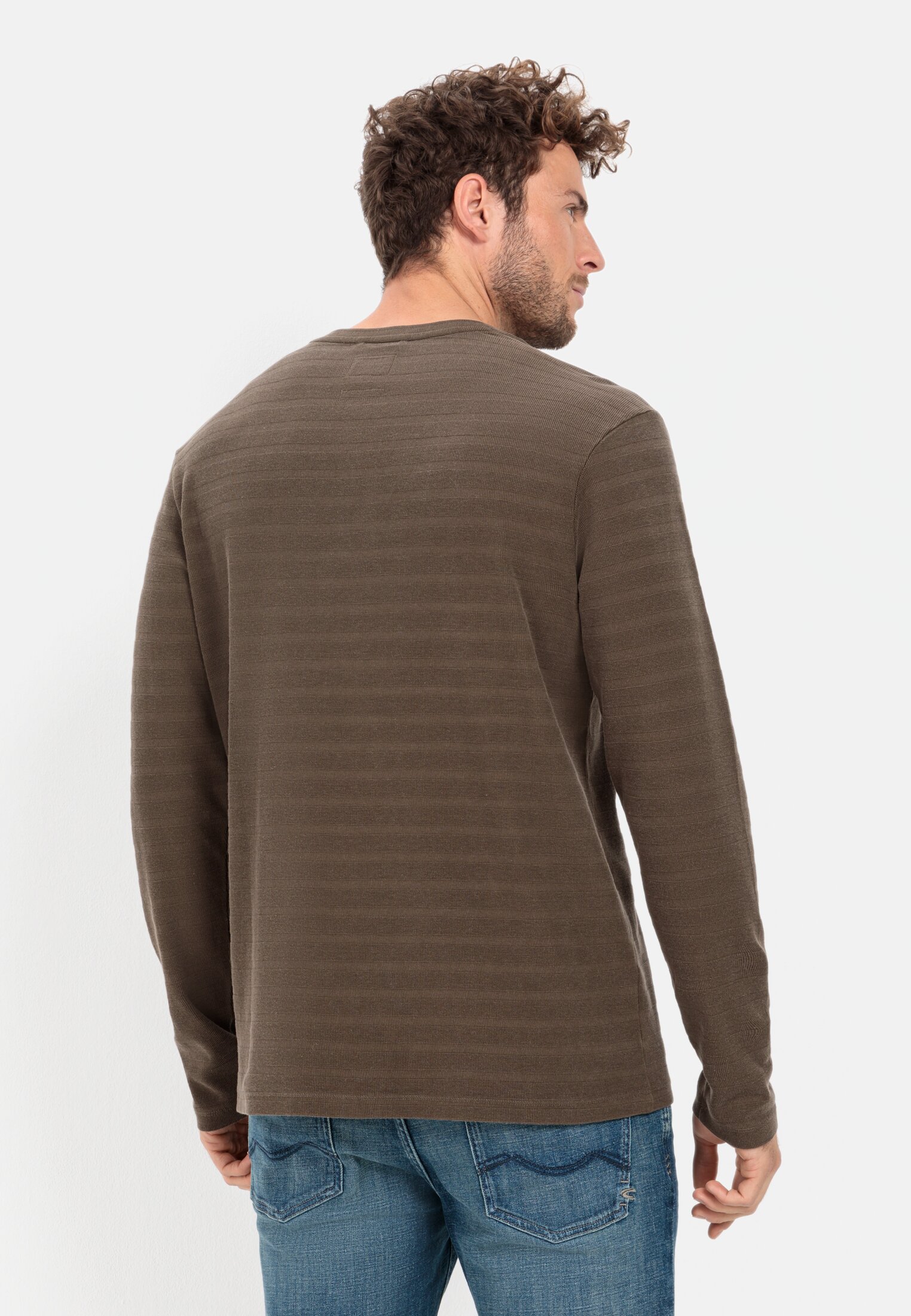 Herren Langarm Henleyshirt aus reiner Baumwolle Braun getragen hinten