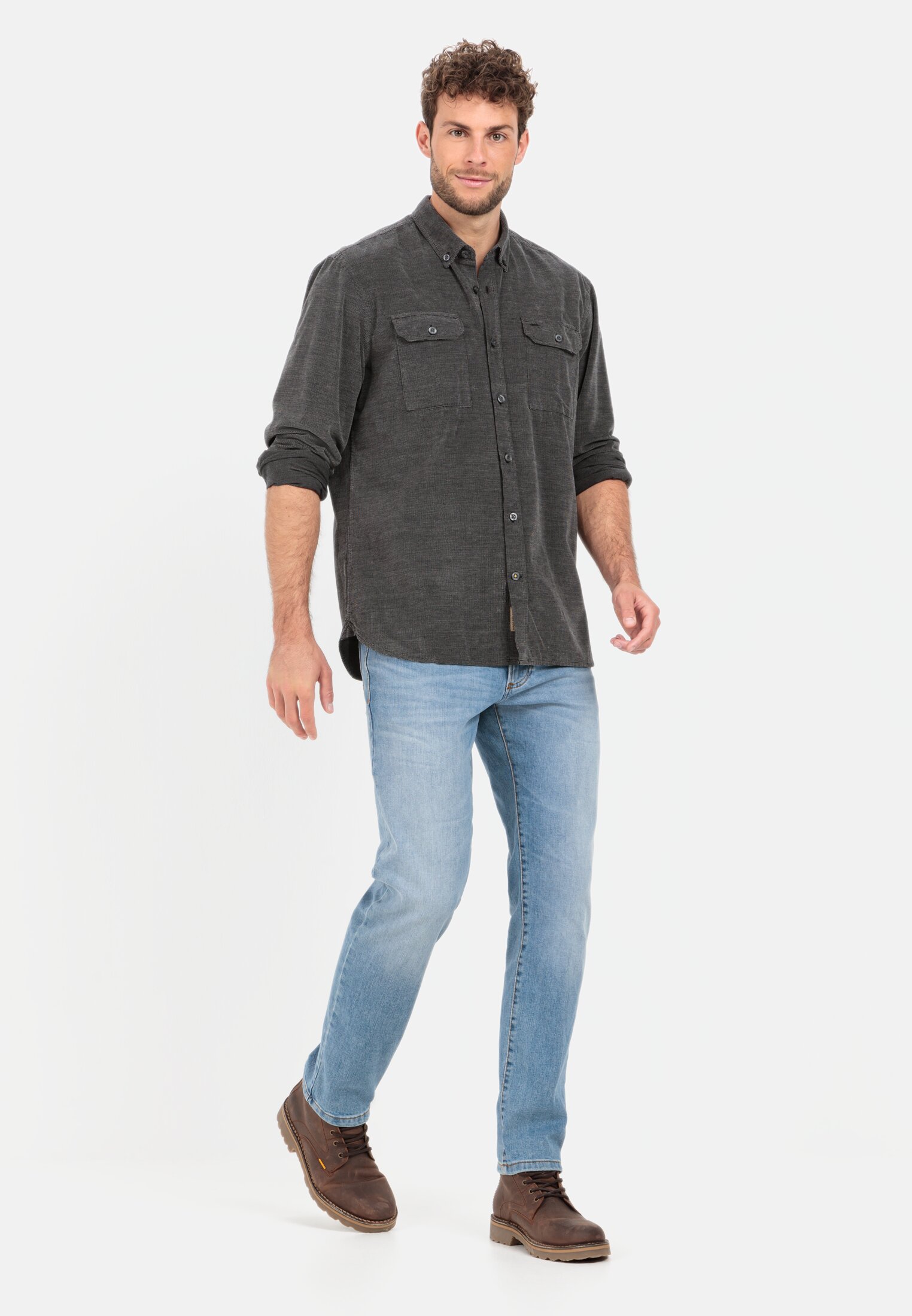 Herren Langarmhemd aus reiner Baumwolle Schwarz getragen vorne Ganzkörper